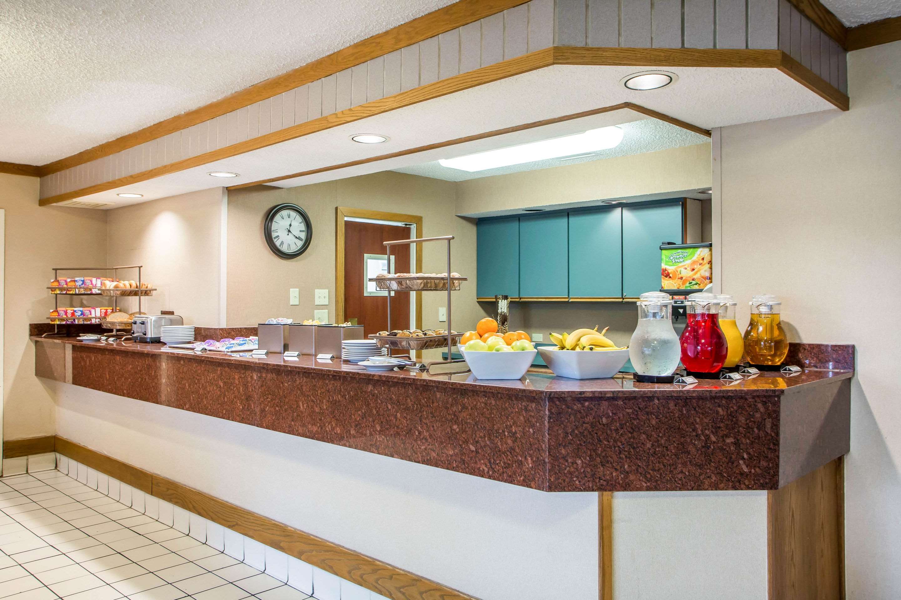 Breakfast area | Clarion Inn