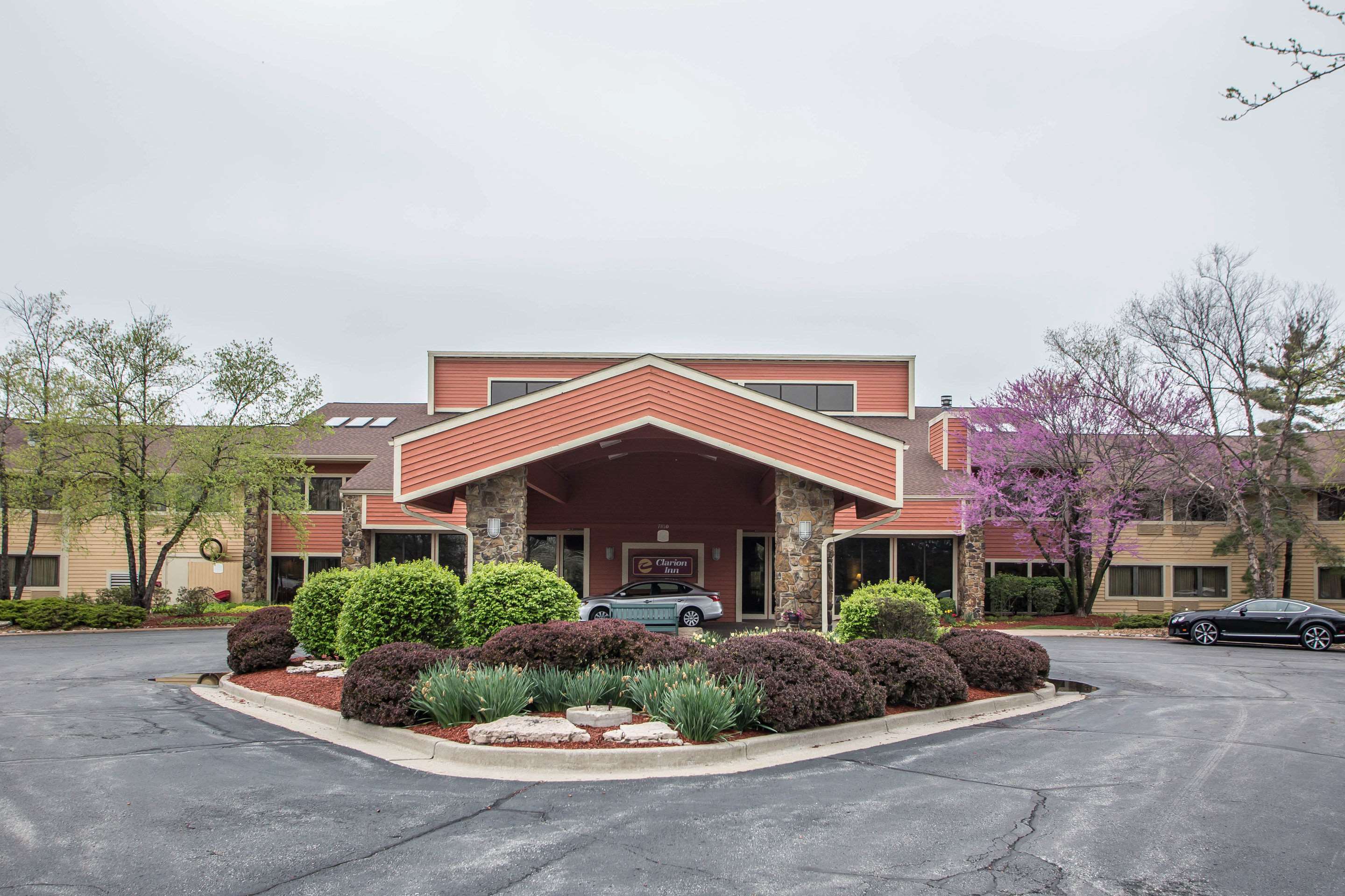 Hotel Exterior | Clarion Inn
