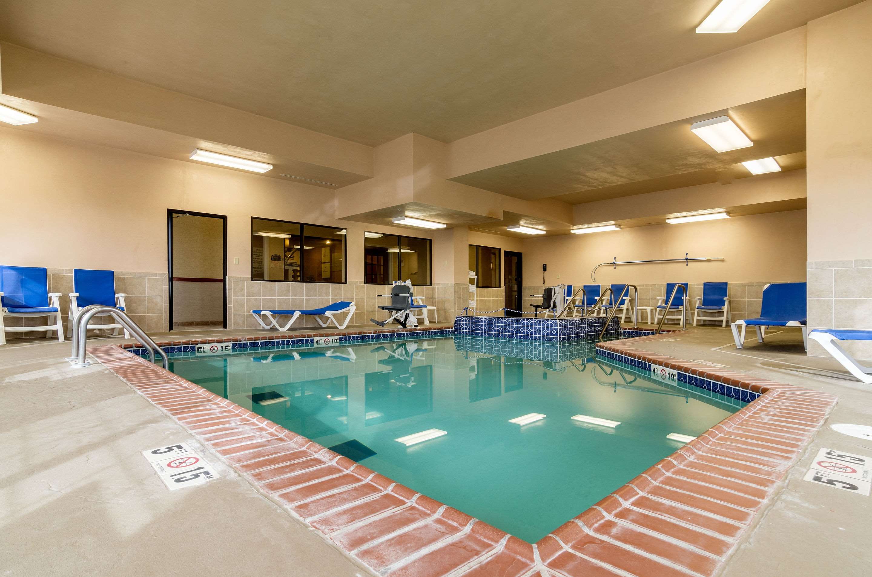 Hotel pool | Baymont by Wyndham Pratt