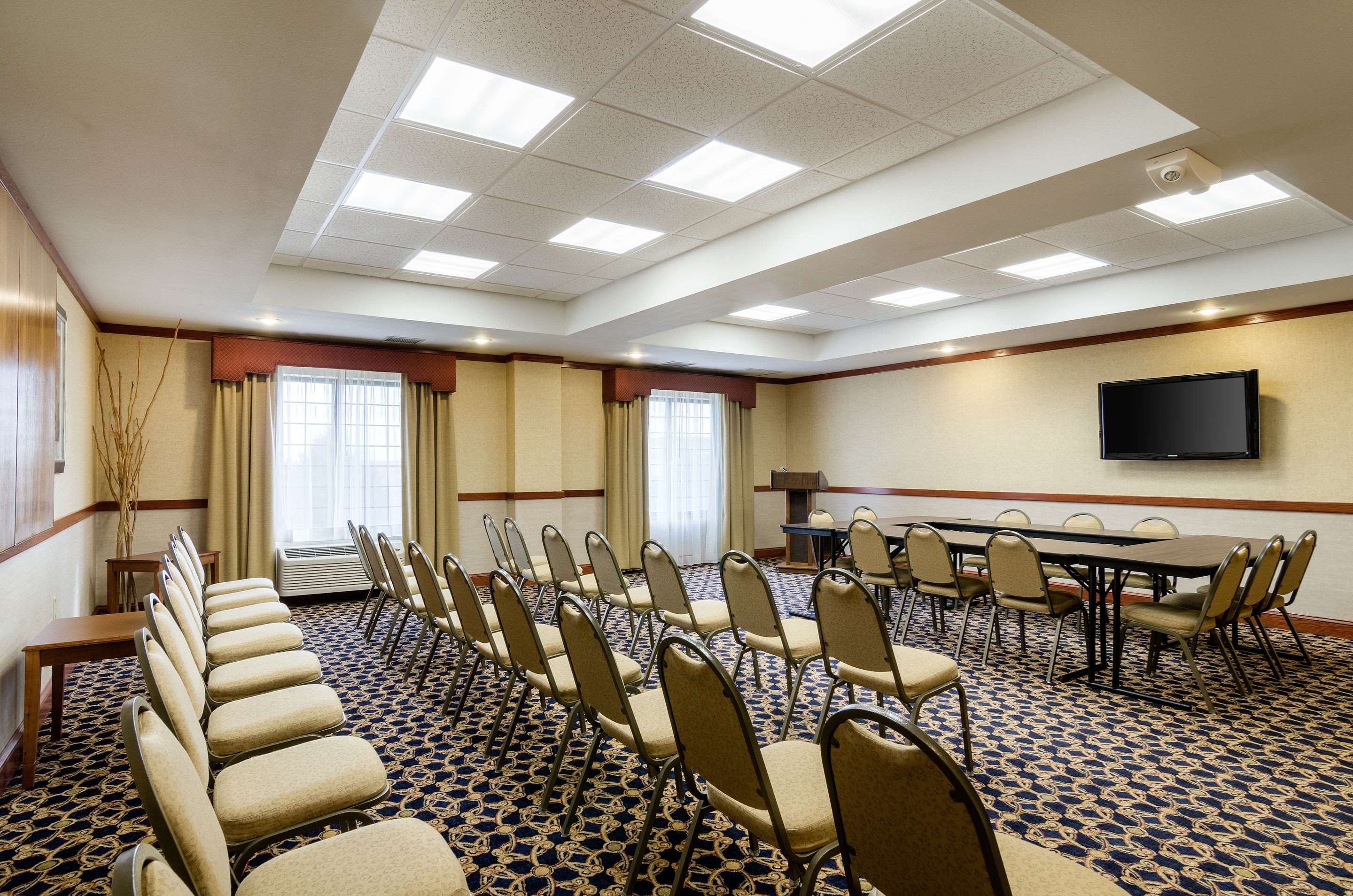 Hotel meeting room | Baymont by Wyndham Pratt