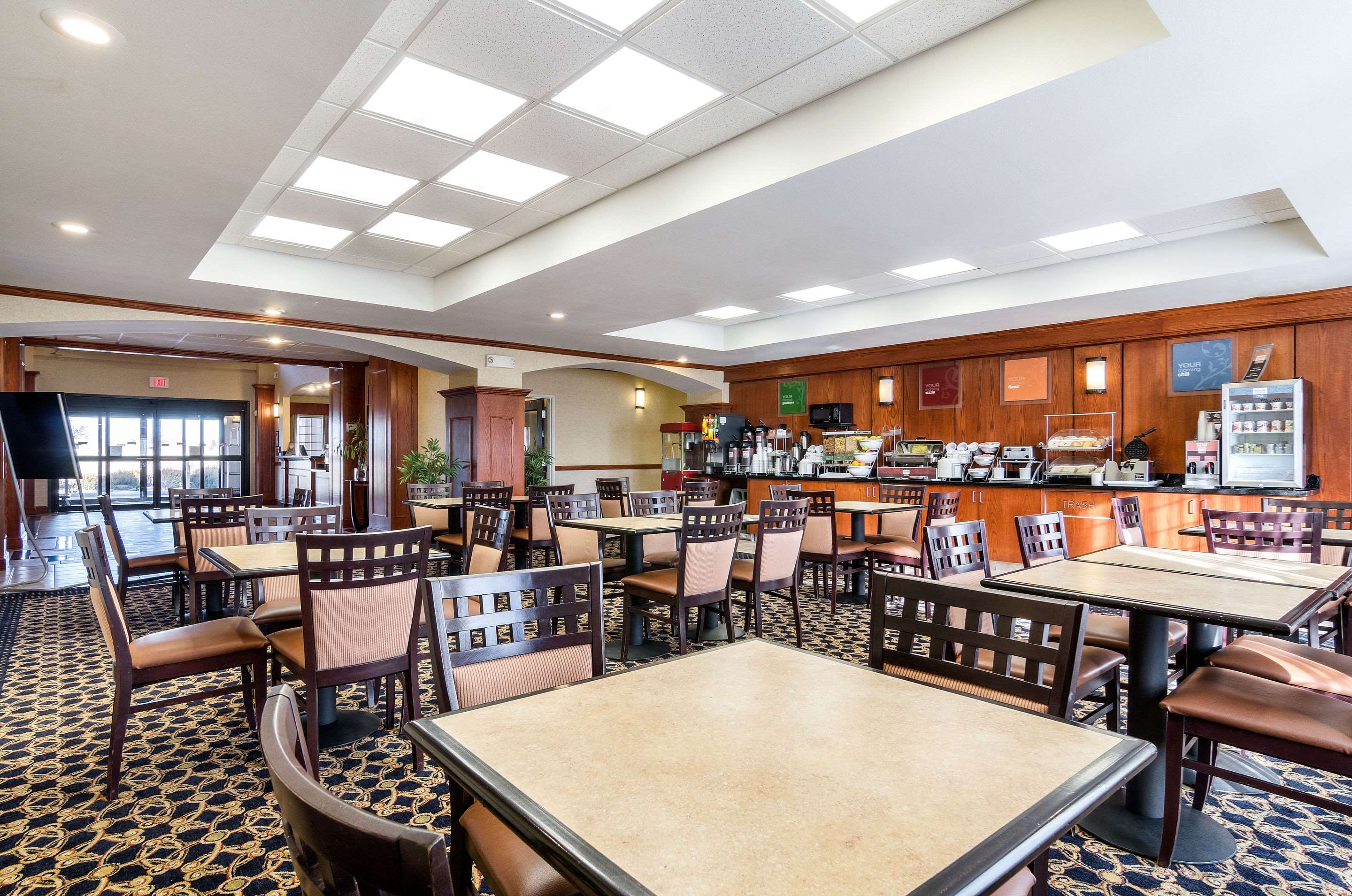 Breakfast seating area | Baymont by Wyndham Pratt
