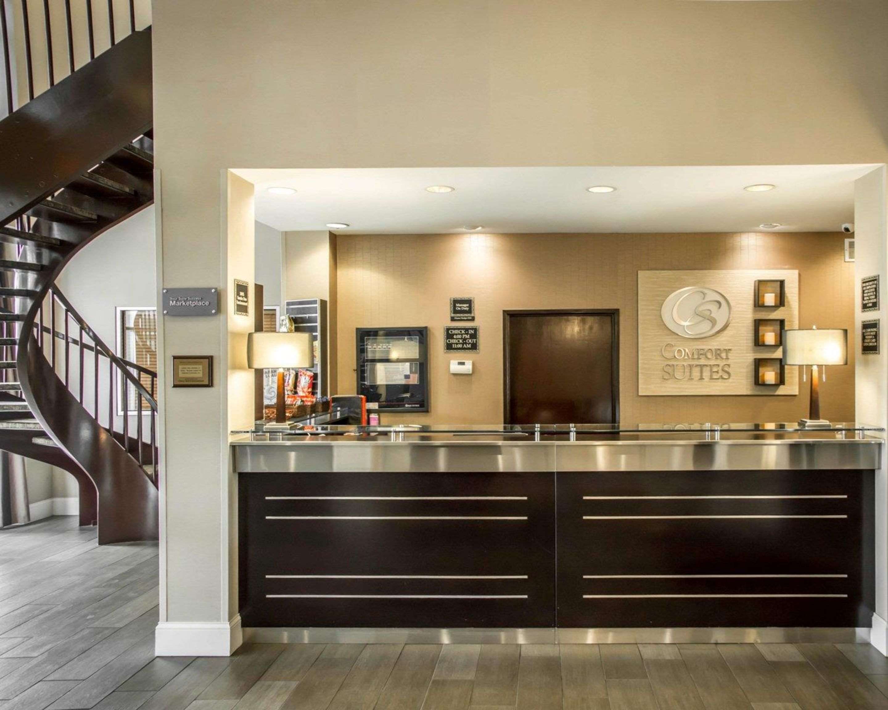Hotel lobby | Fairfield by Marriott Inn & Suites Newport Cincinnati