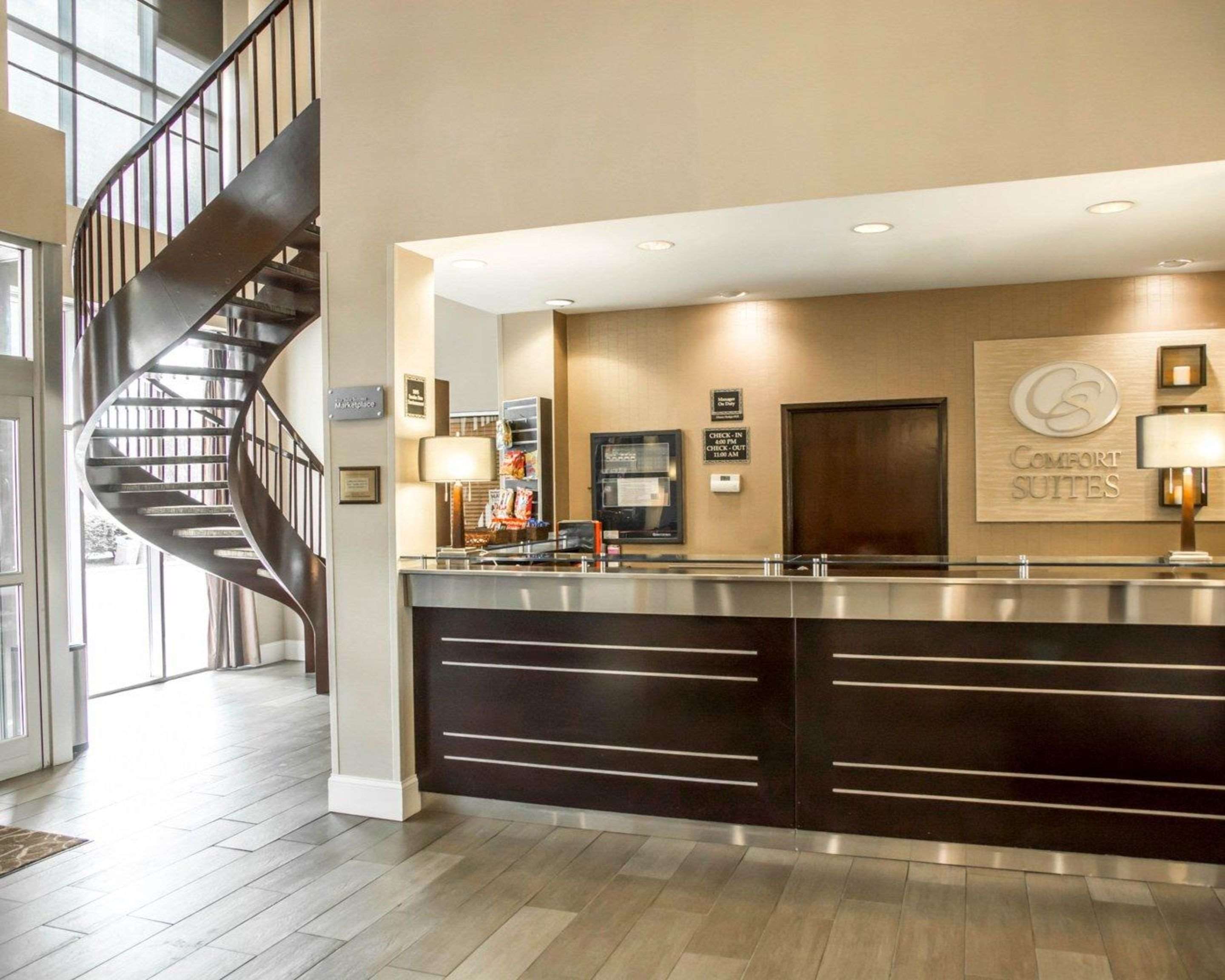 Hotel lobby | Fairfield by Marriott Inn & Suites Newport Cincinnati
