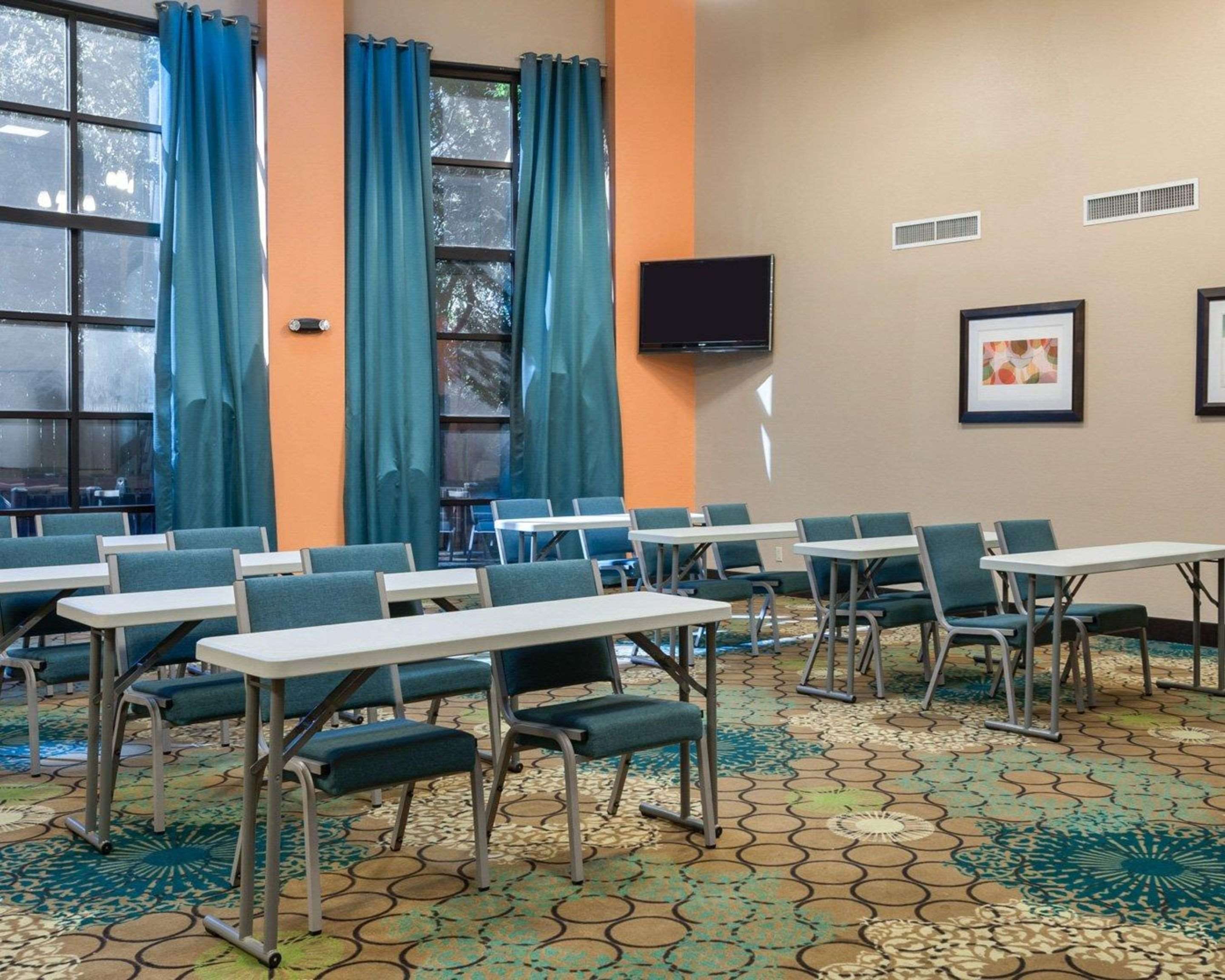 Banquetmeeting room with audiovisual equipment