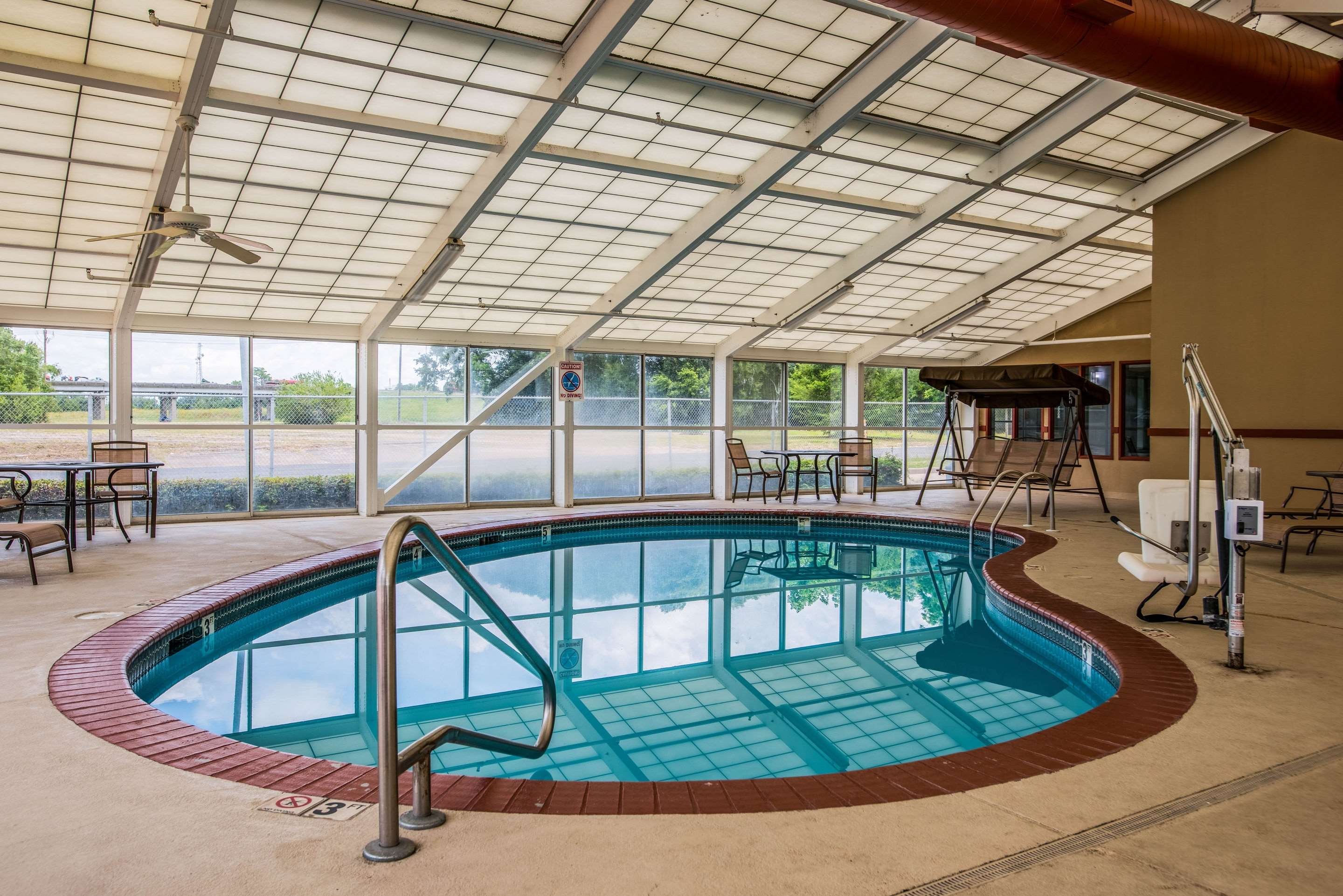 Indoor pool | Quality Suites Lake Charles Downtown