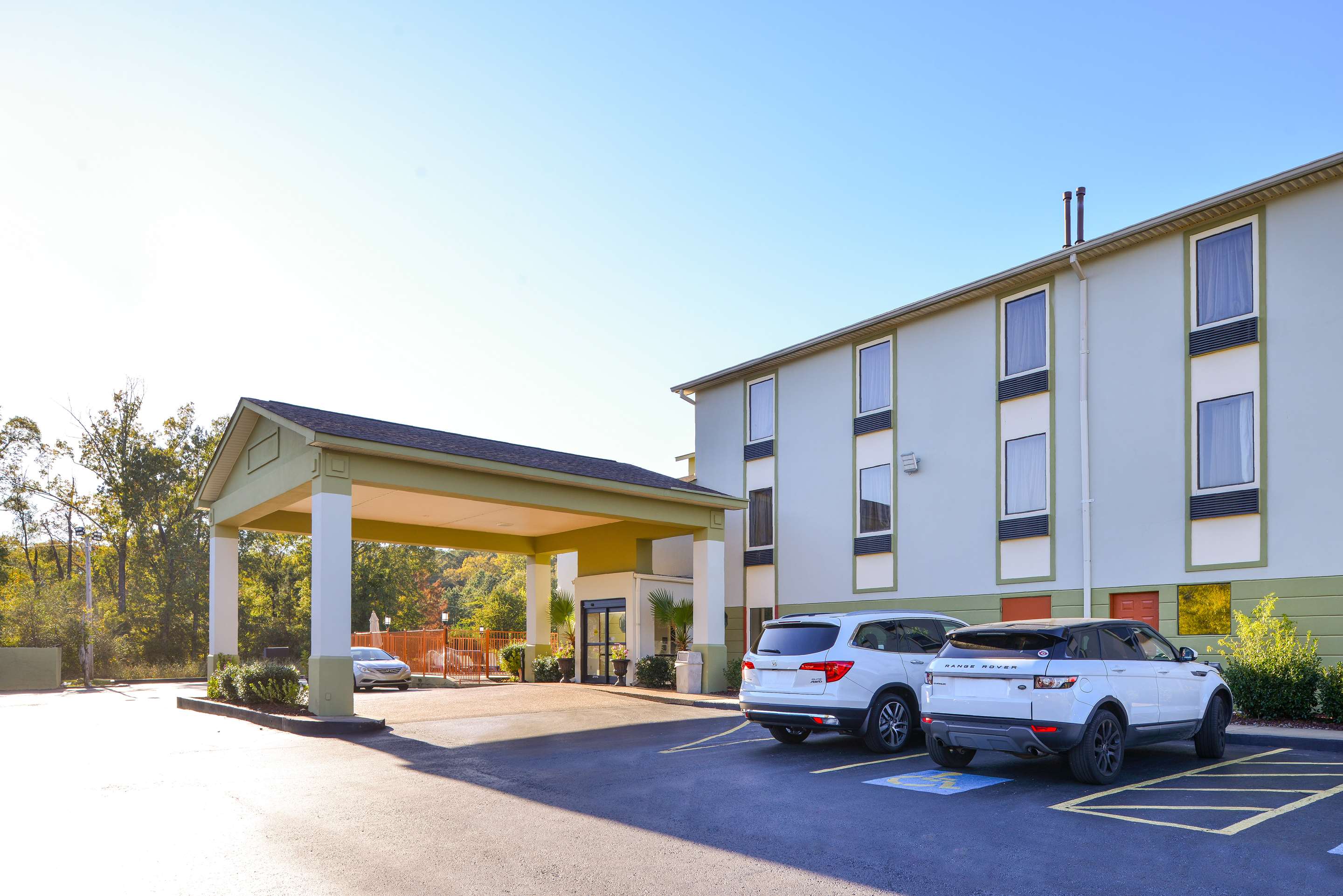 Front Exterior | Americas Best Value Inn & Suites Clinton Jackson