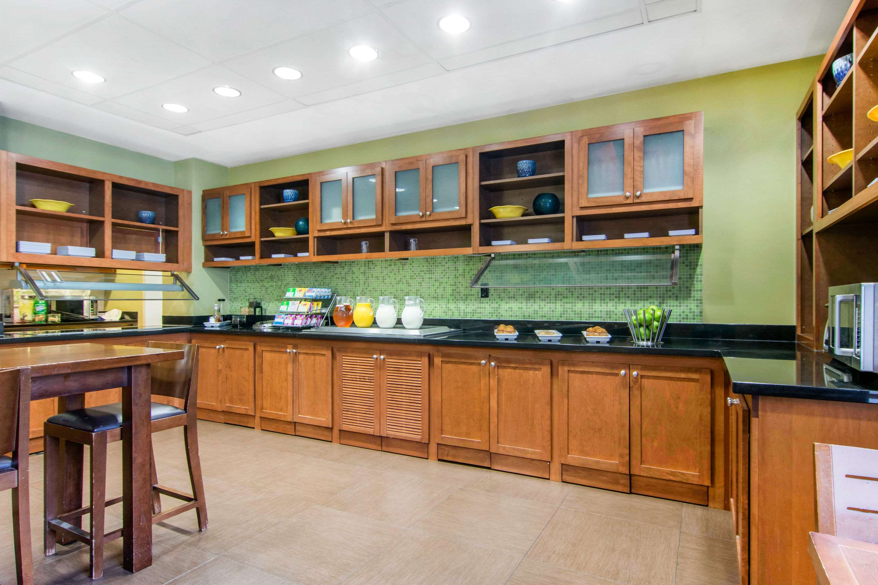 Breakfast area | AmericInn by Wyndham Stonecrest near Atlanta