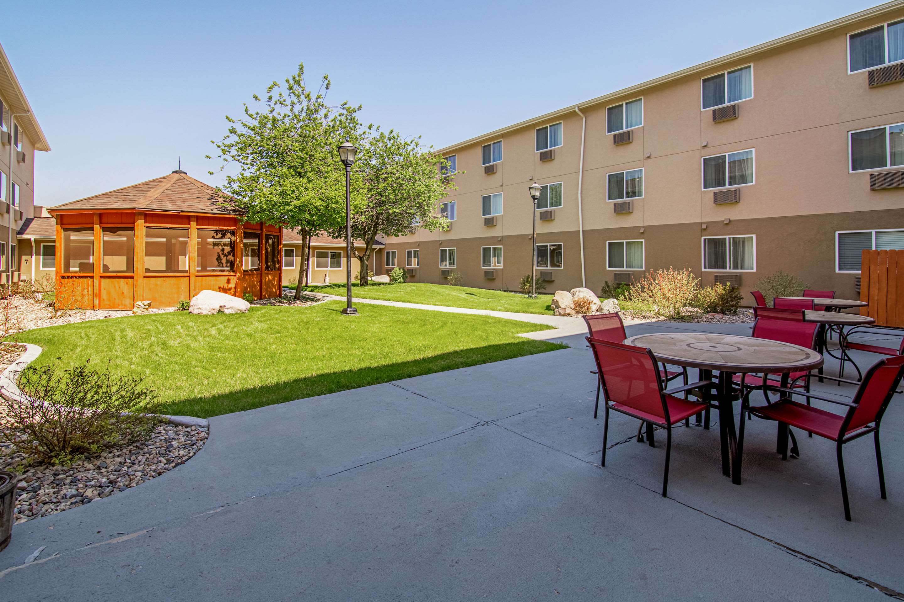 Courtyard area | Quality Inn Williston