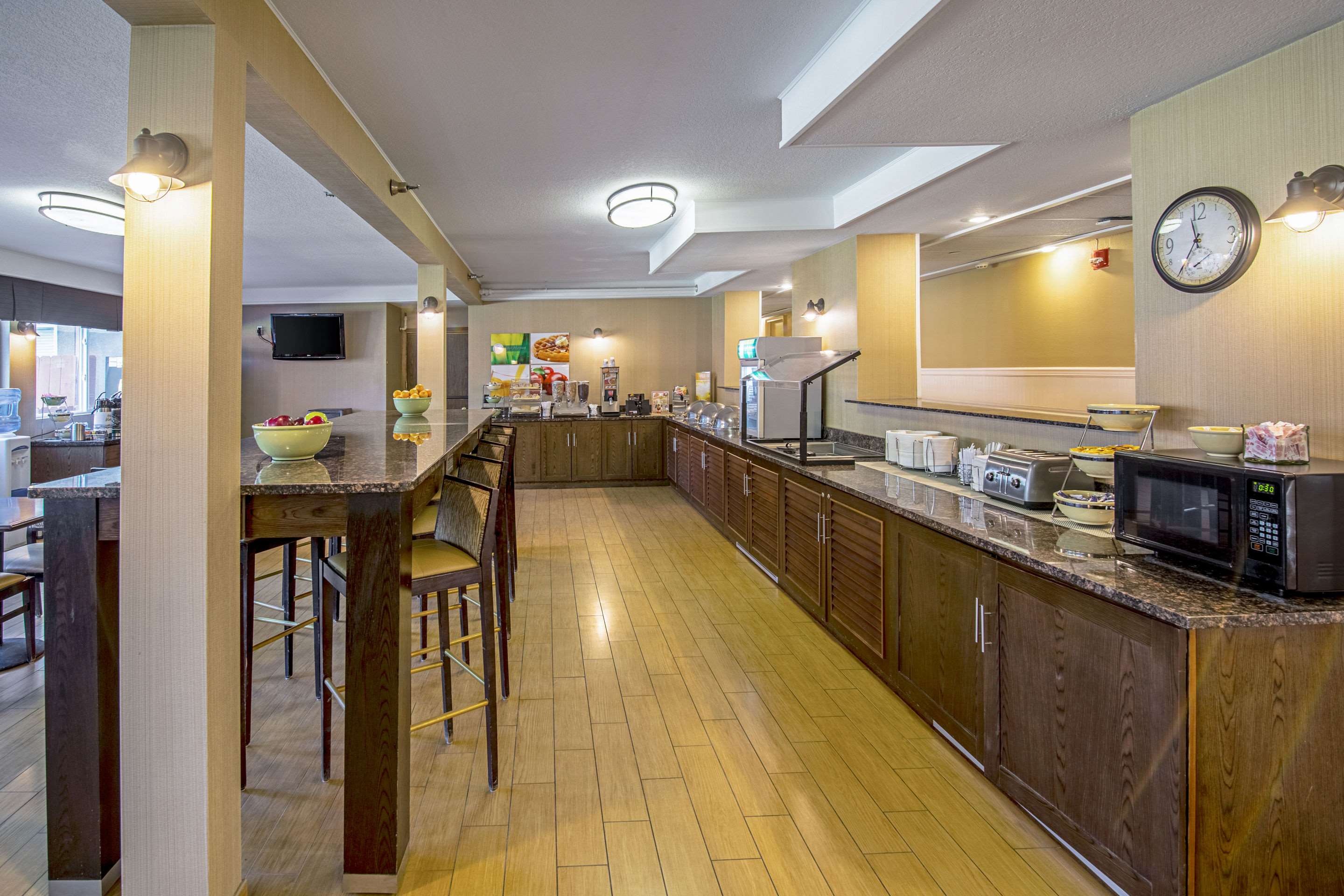 Breakfast area | Quality Inn Williston
