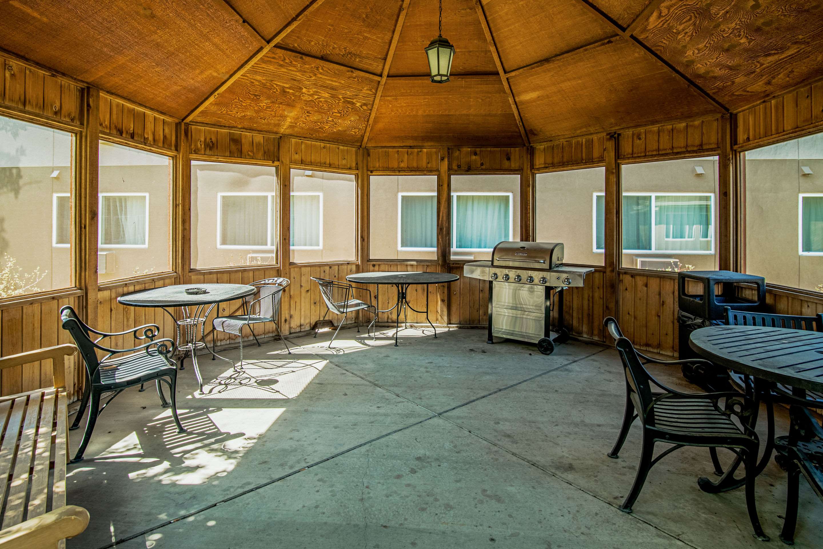 Courtyard area | Quality Inn Williston