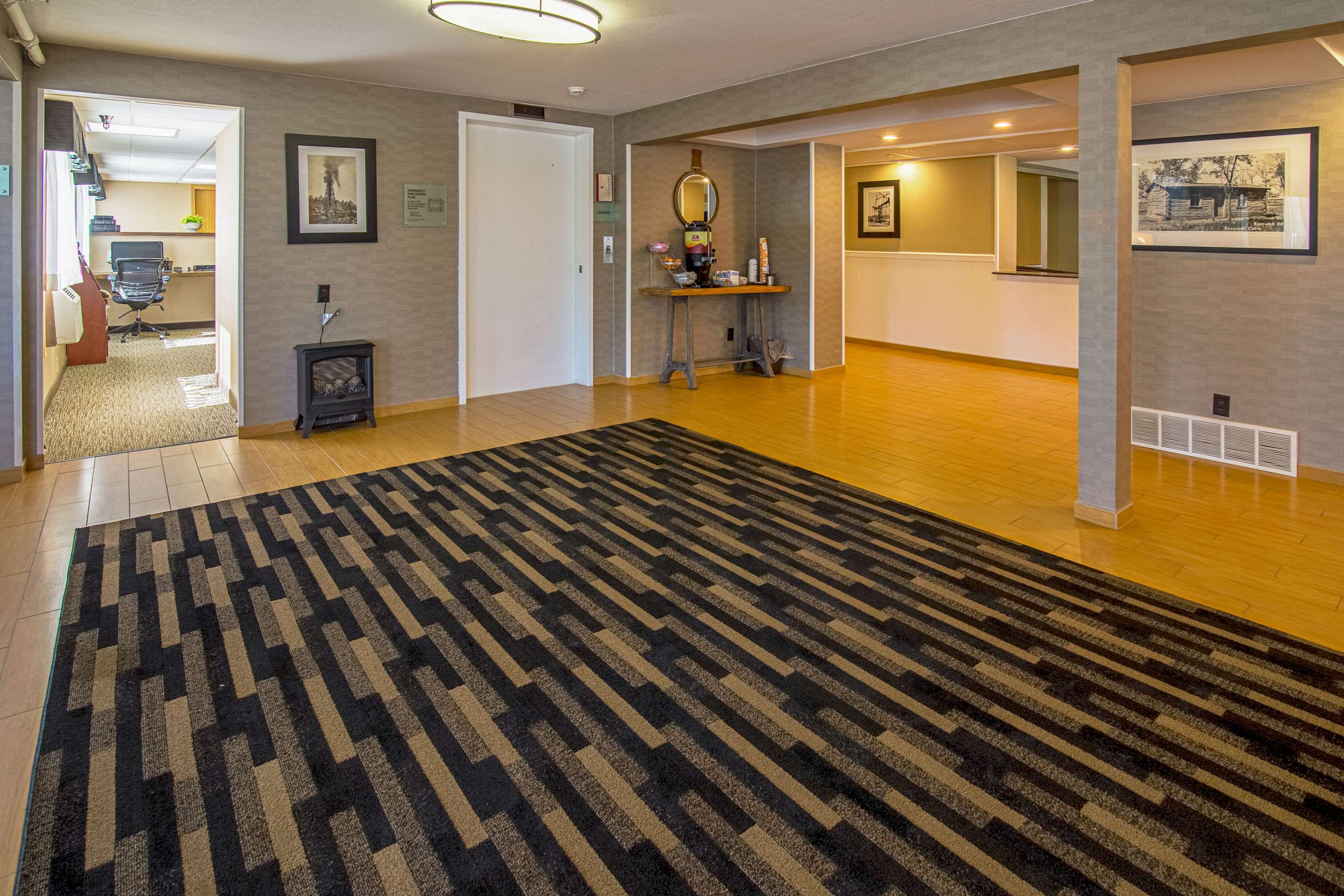 Hotel lobby | Quality Inn Williston