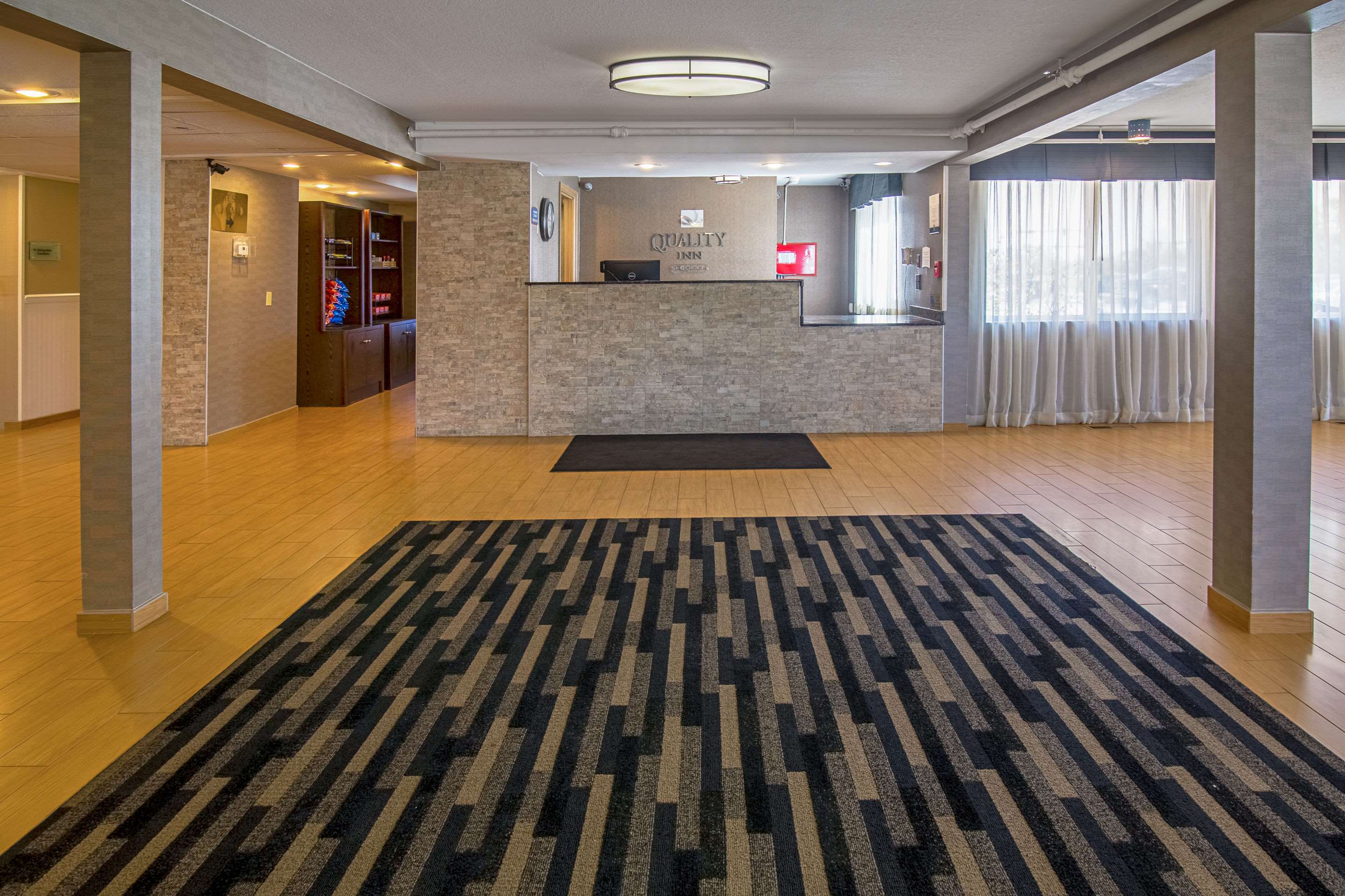 Hotel lobby | Quality Inn Williston