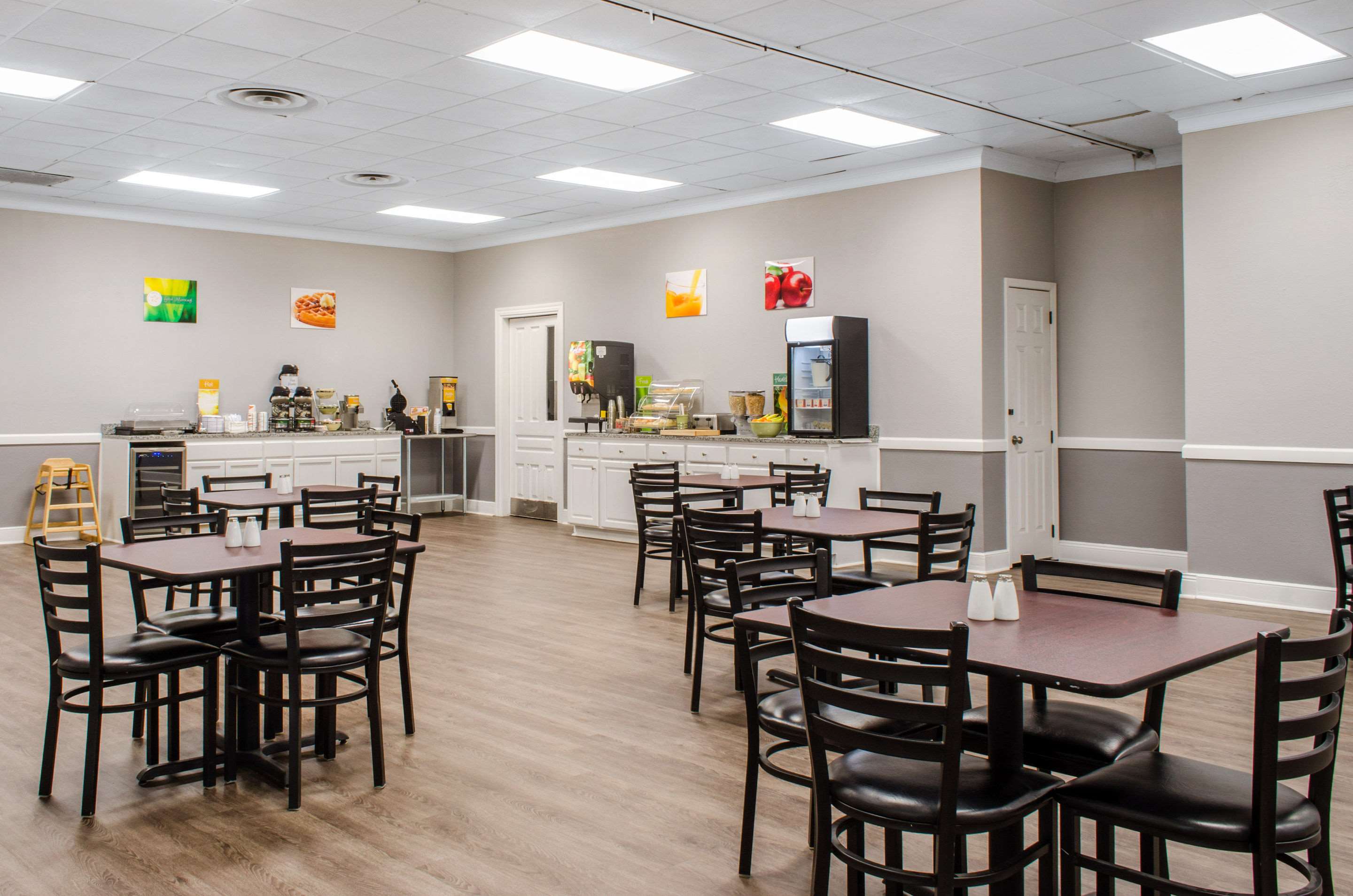 Breakfast area | Quality Inn & Suites