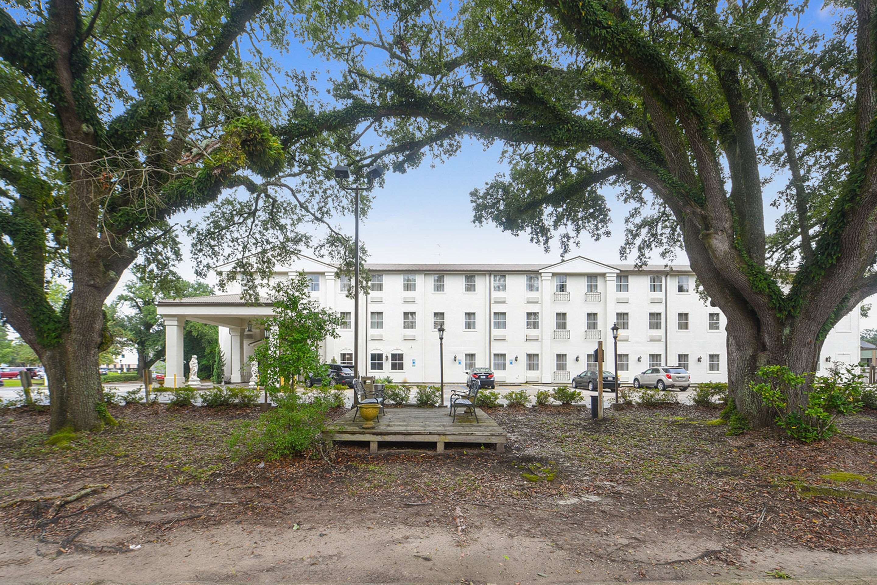 Hotel exterior | The Chateau Hotel, an Ascend Hotel Collection Member