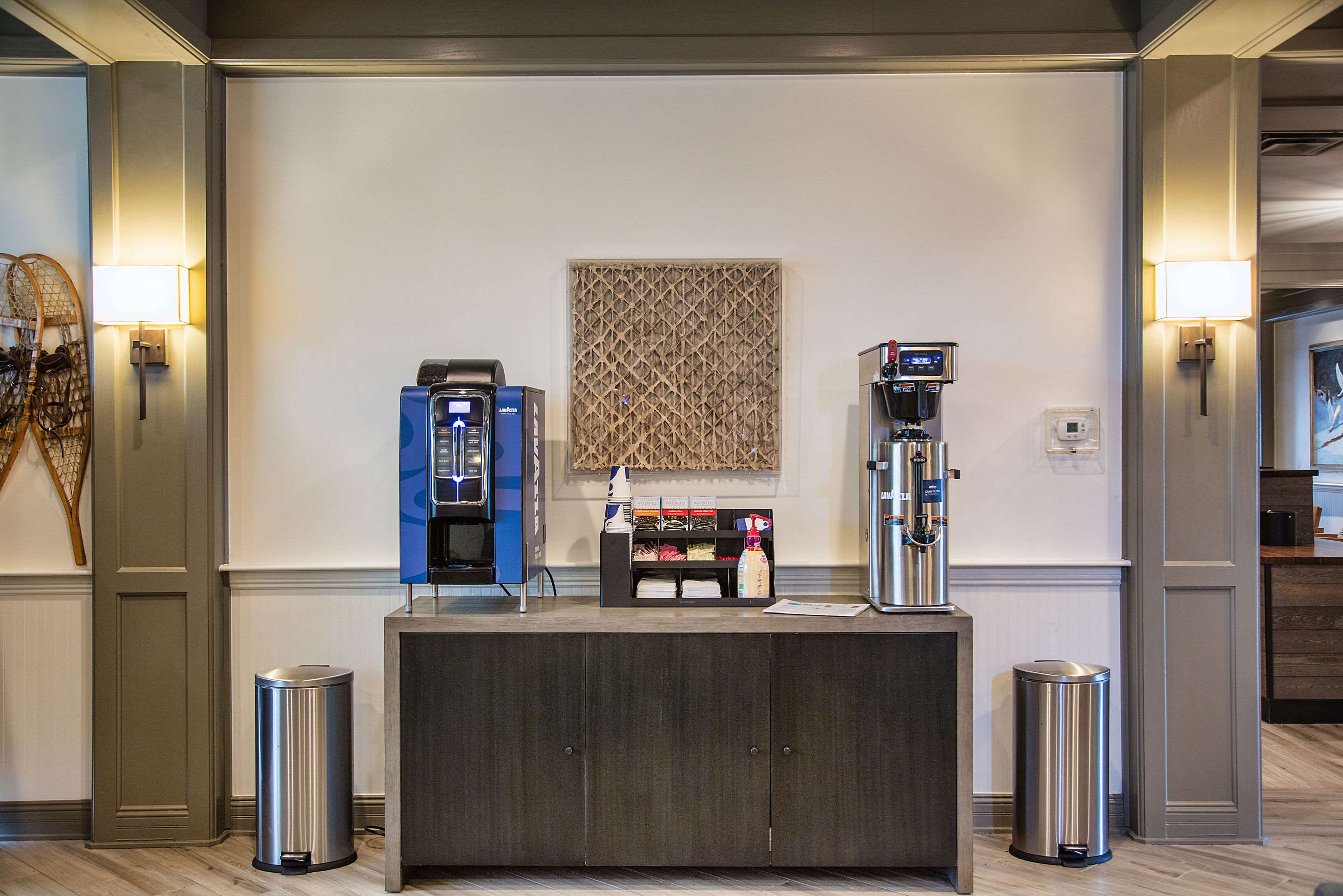 Spacious lobby with refreshments