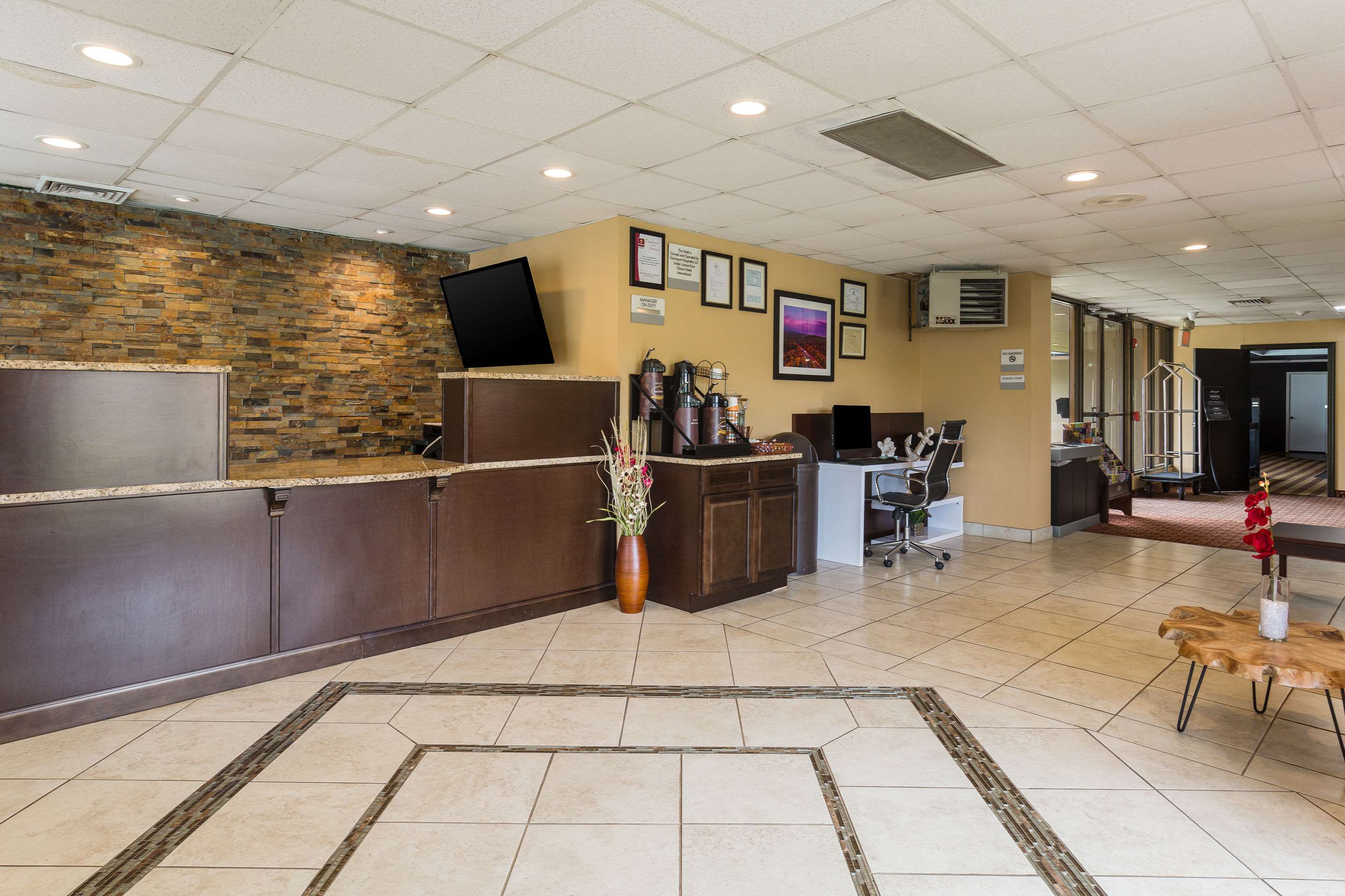 Hotel lobby | Clarion Inn & Suites Stroudsburg - Poconos