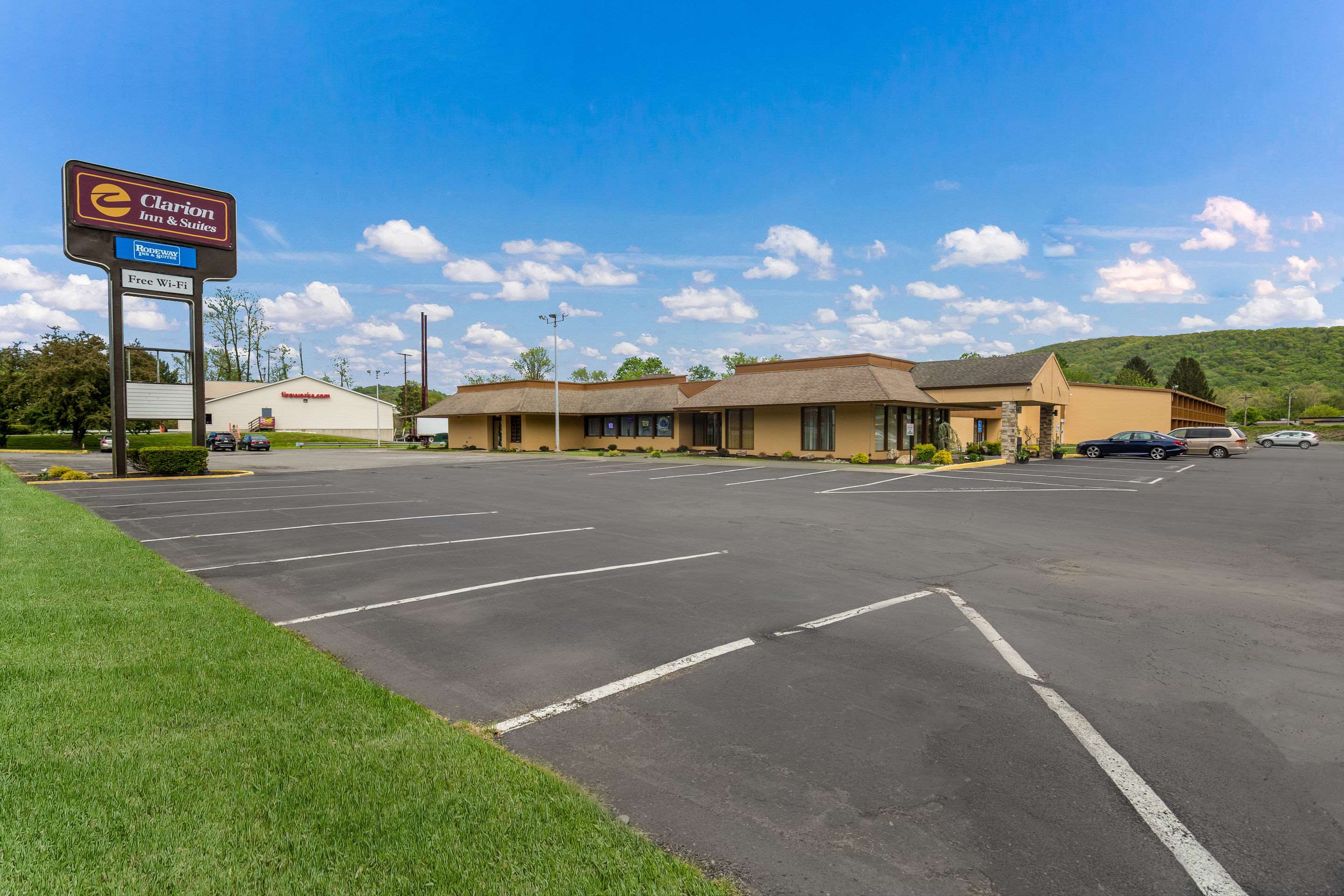 Hotel exterior | Clarion Inn & Suites Stroudsburg - Poconos