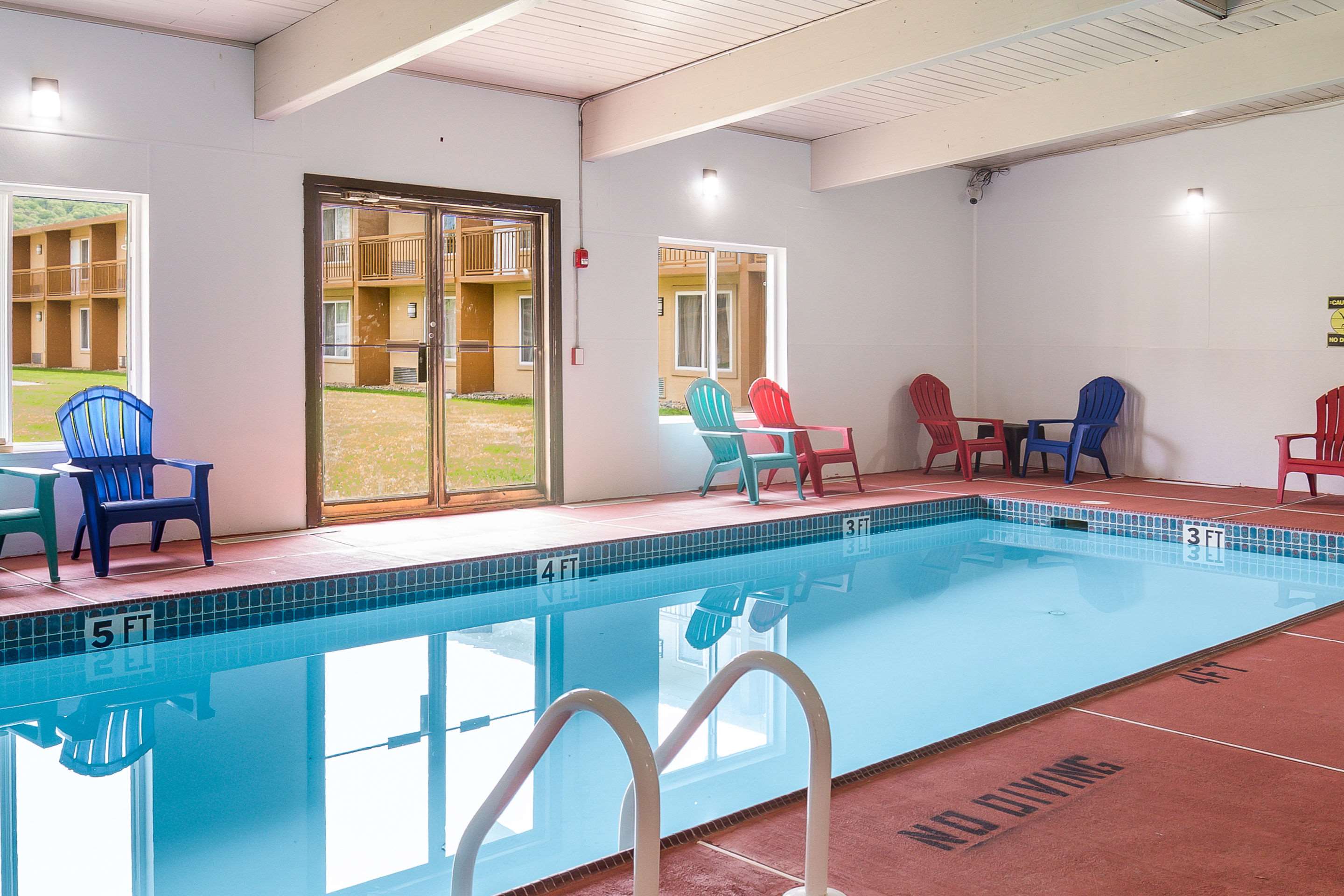 Indoor pool | Clarion Inn & Suites Stroudsburg - Poconos
