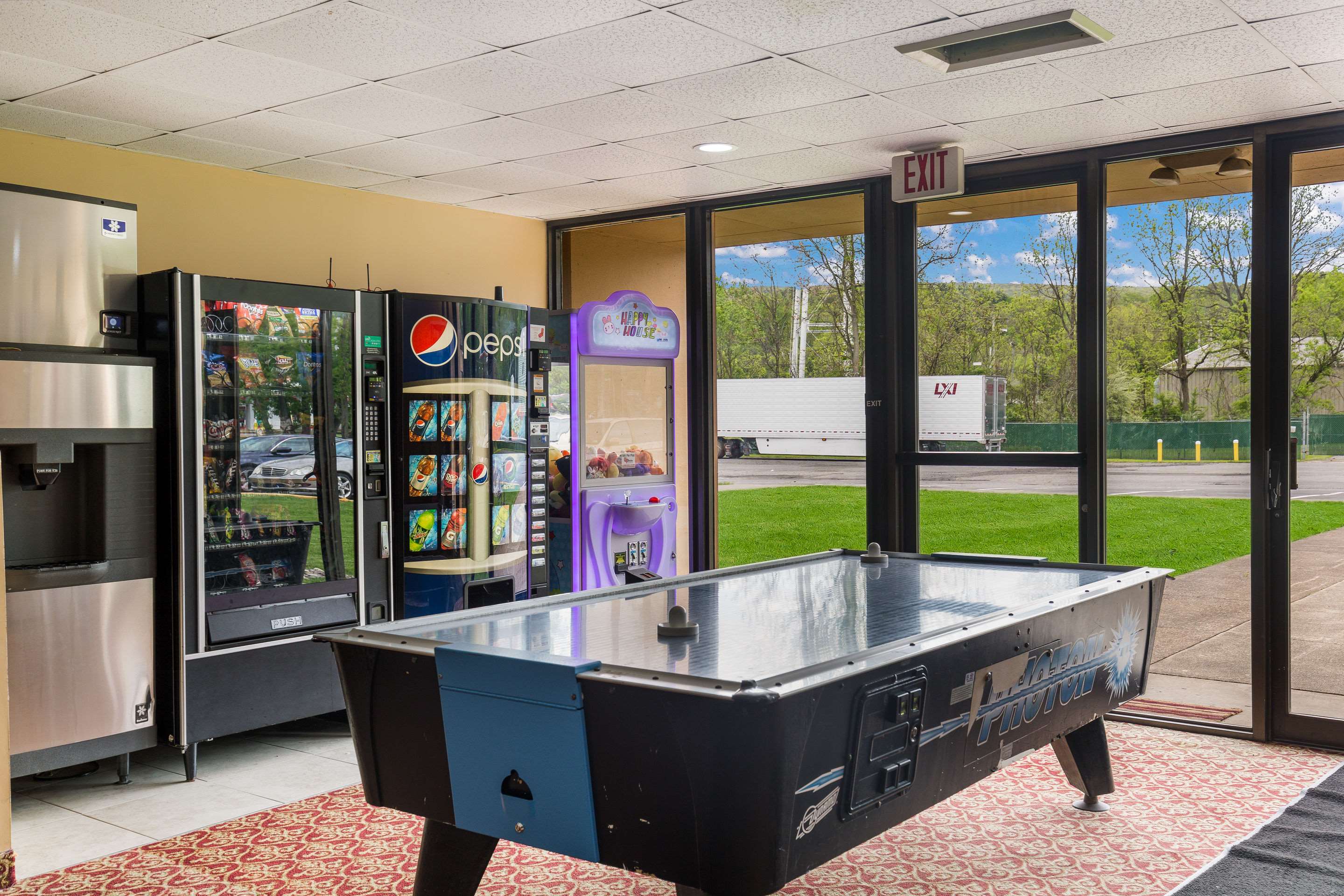 Game room | Clarion Inn & Suites Stroudsburg - Poconos