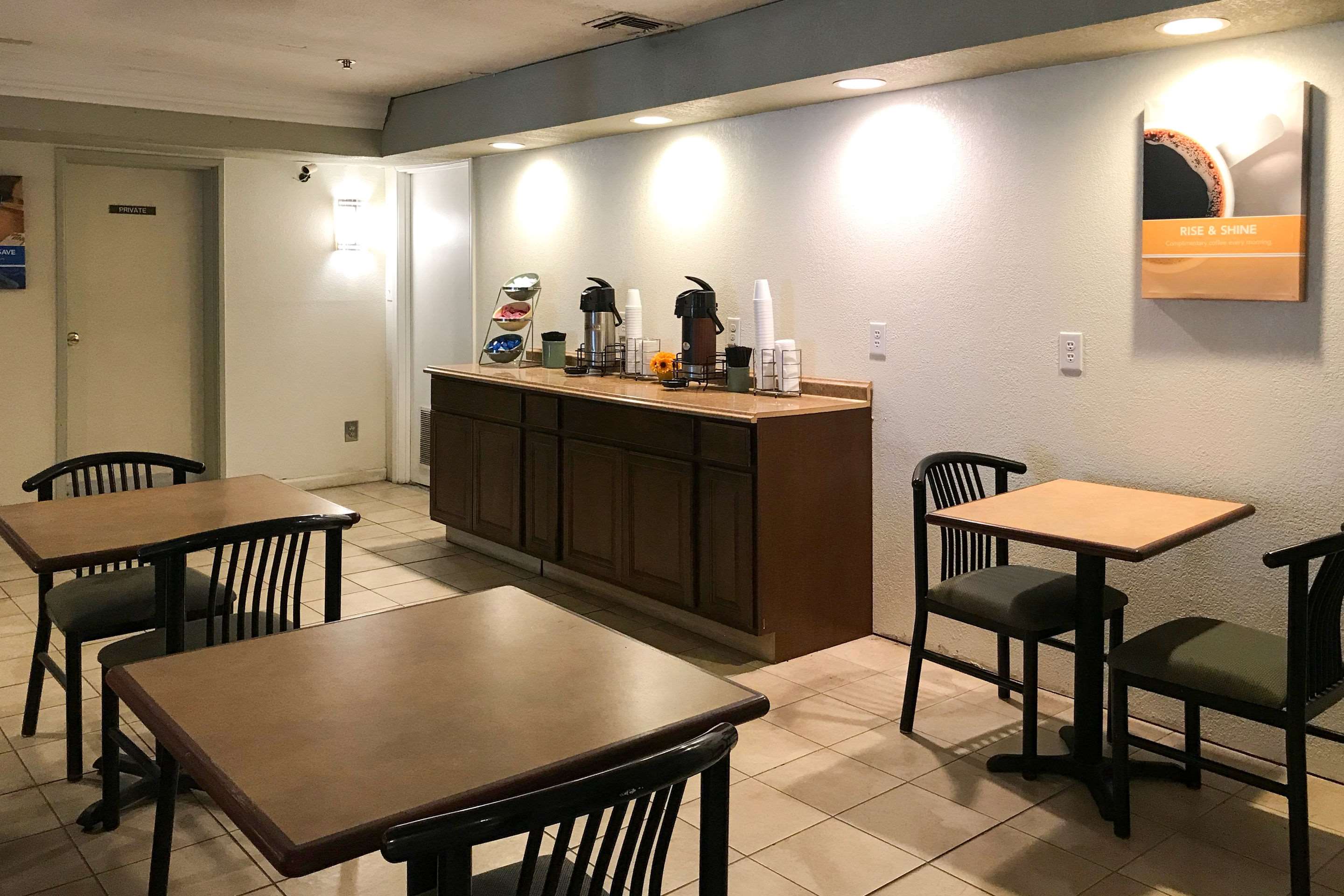 Breakfast area | Rodeway Inn