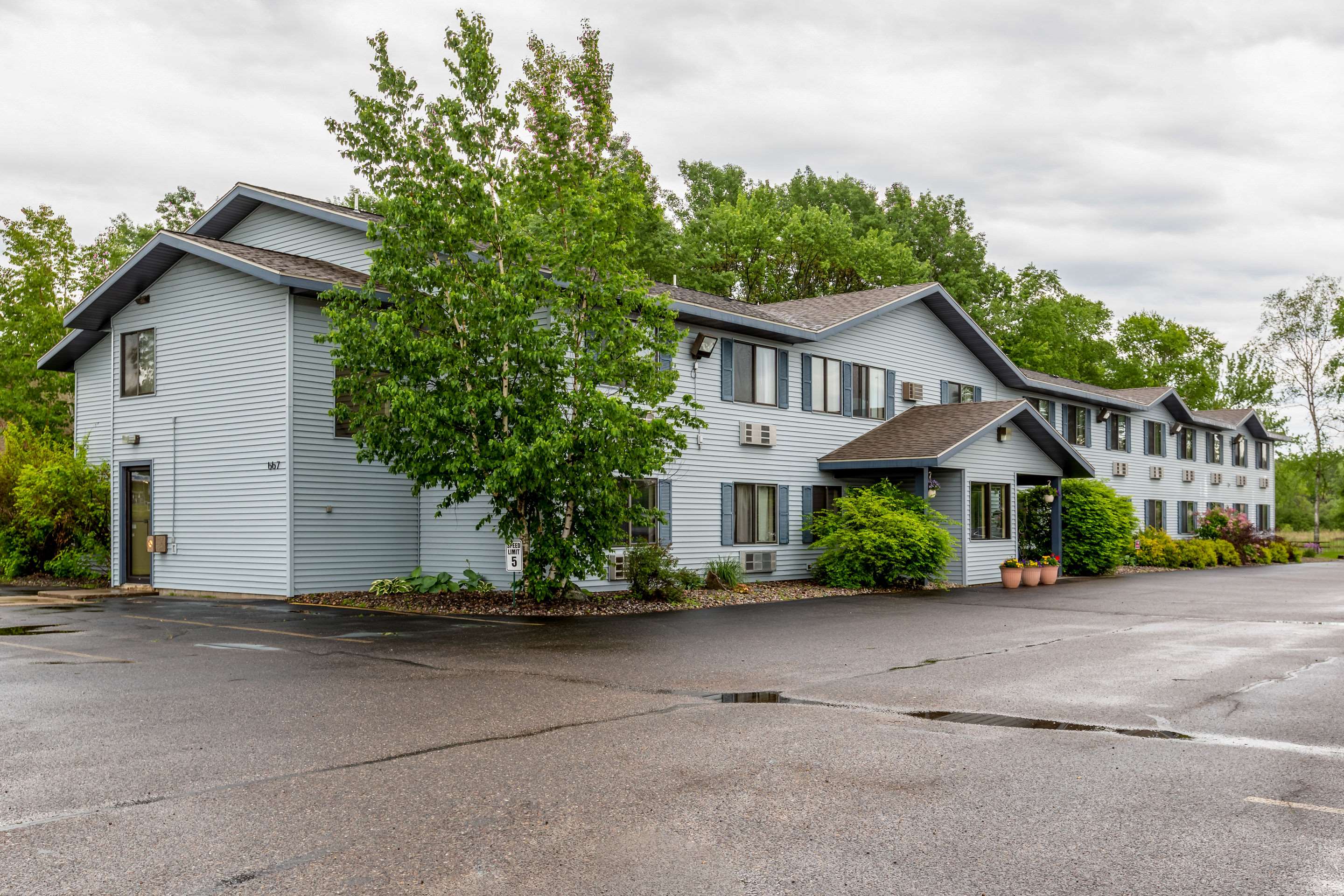 Hotel exterior | Rodeway Inn