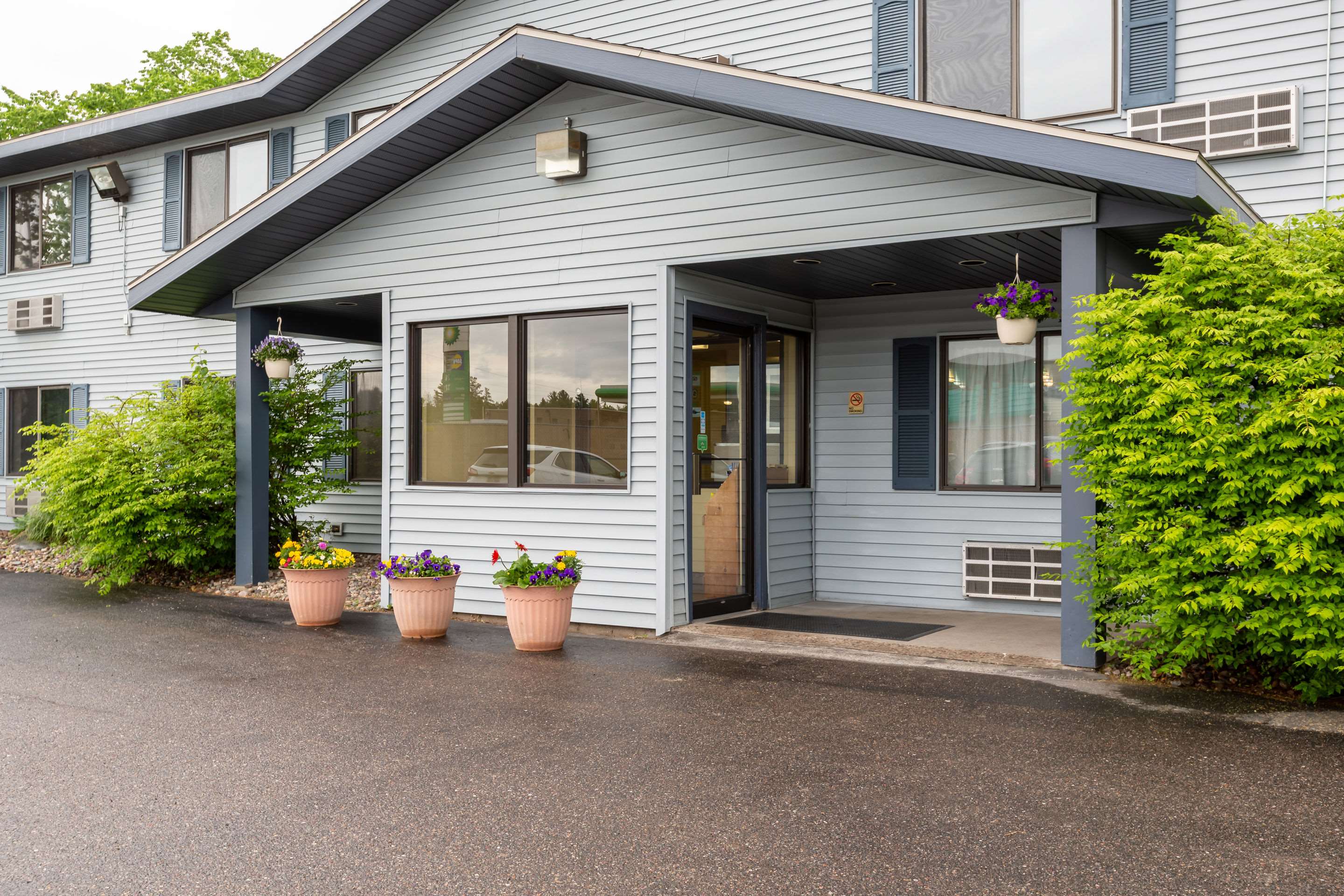 Hotel exterior | Rodeway Inn