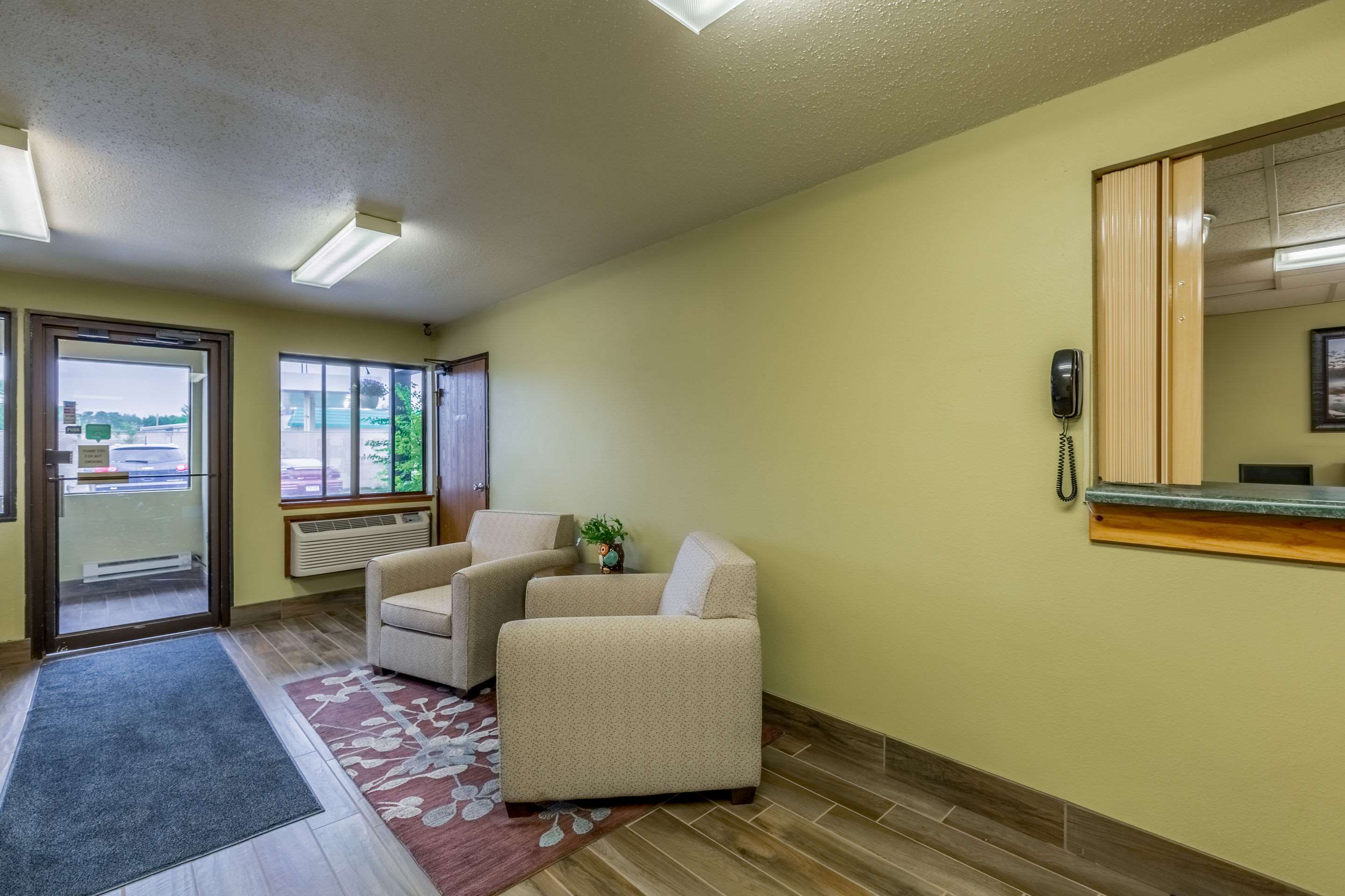 Sitting area | Rodeway Inn