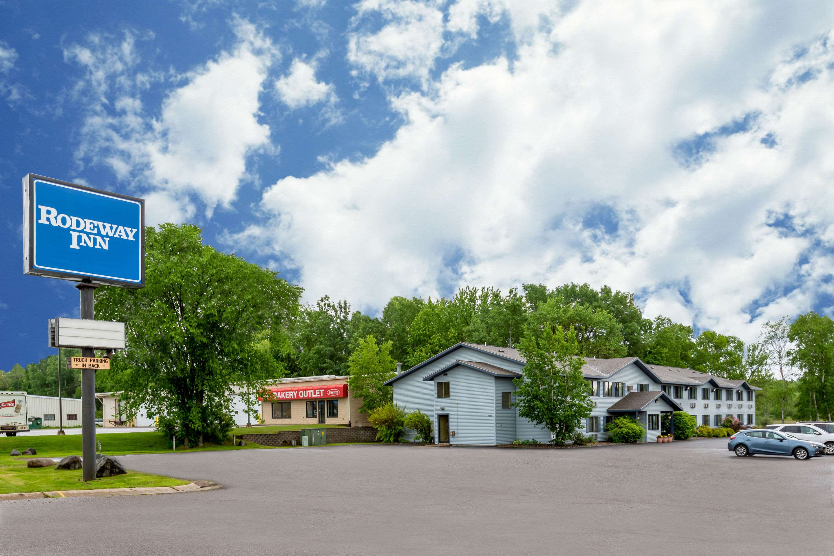 Hotel exterior | Rodeway Inn