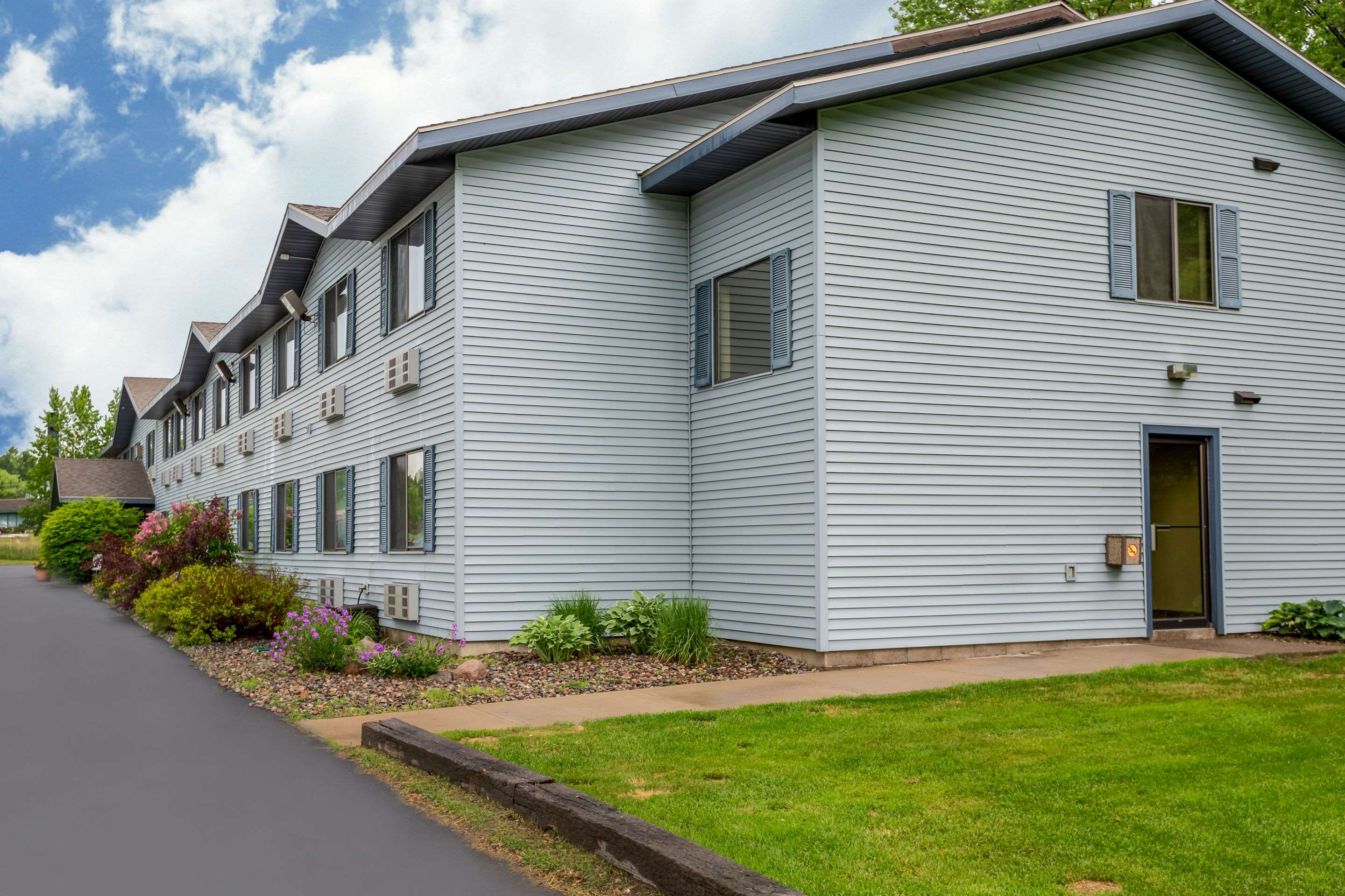 Hotel exterior | Rodeway Inn