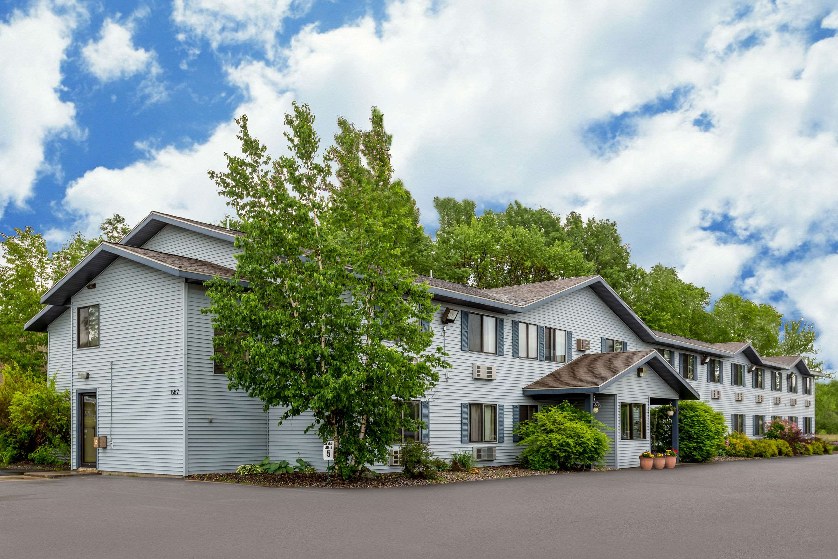 Hotel exterior | Rodeway Inn