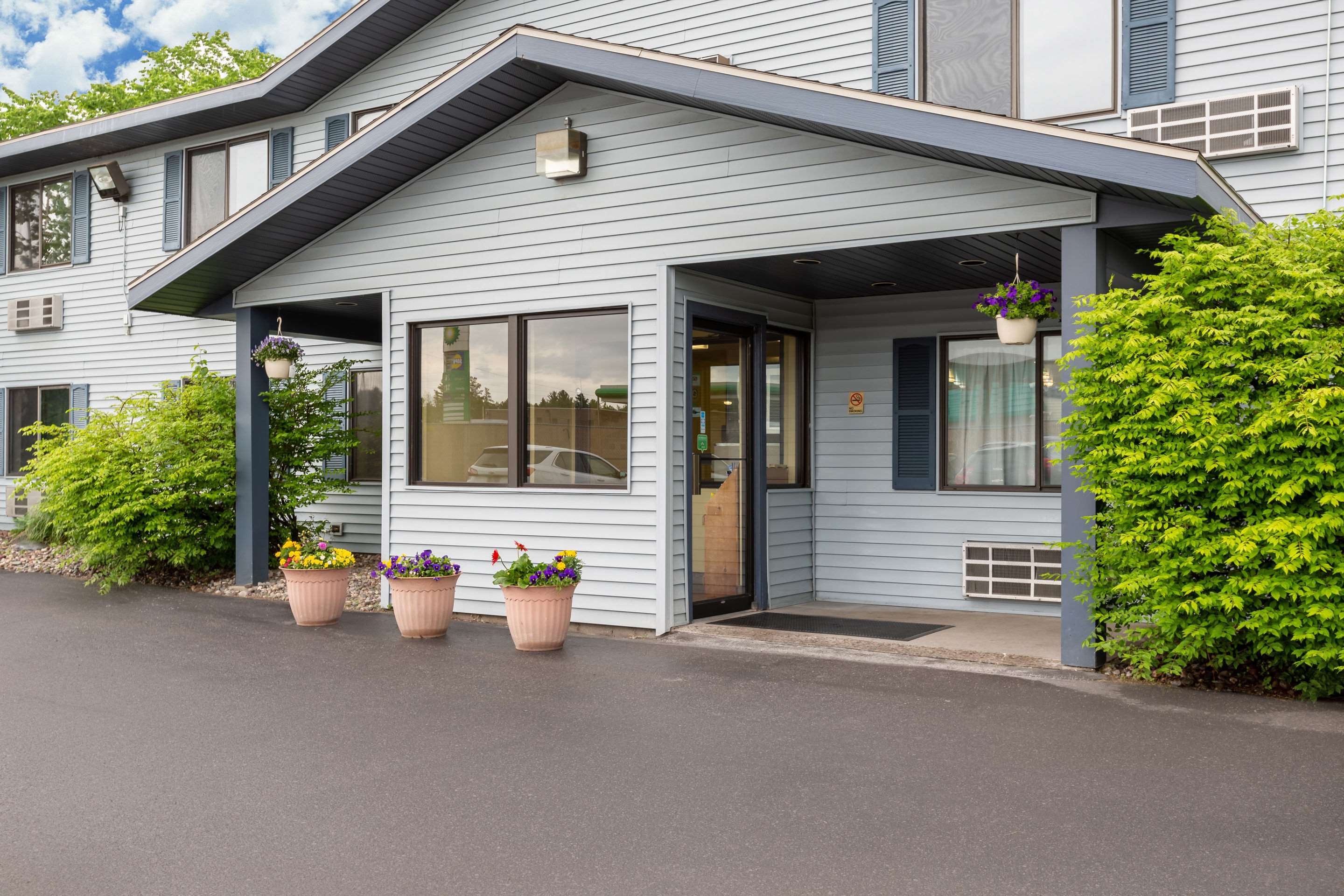 Hotel exterior | Rodeway Inn