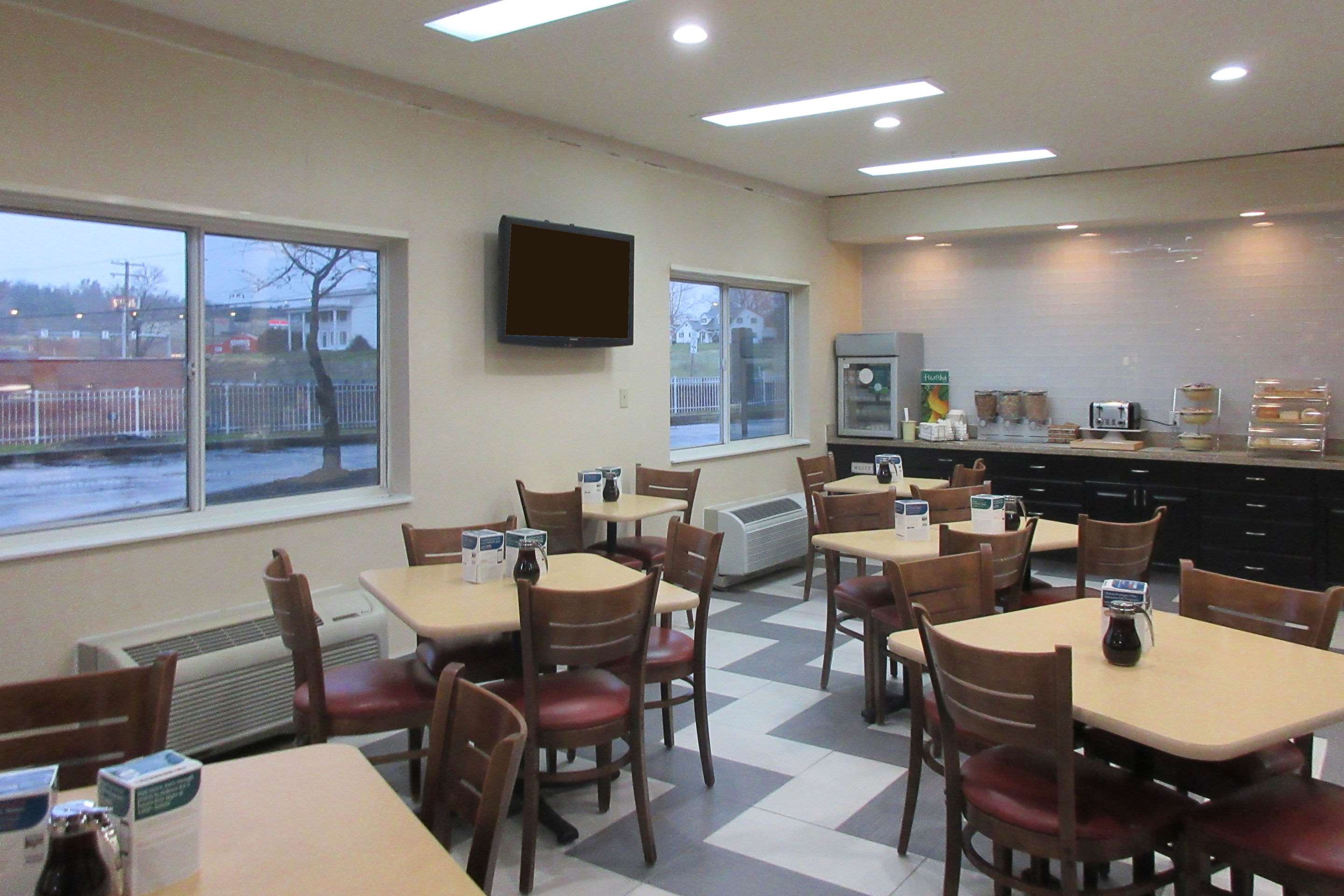 Breakfast area | Wingate by Wyndham Uniontown