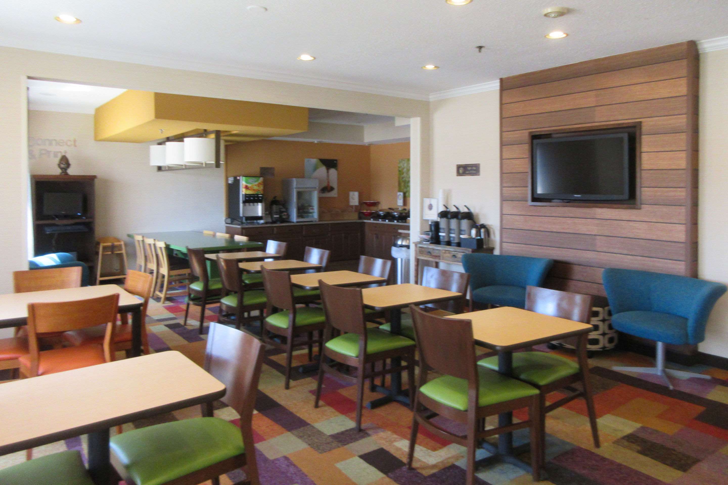 Breakfast area | Wingate by Wyndham Marion