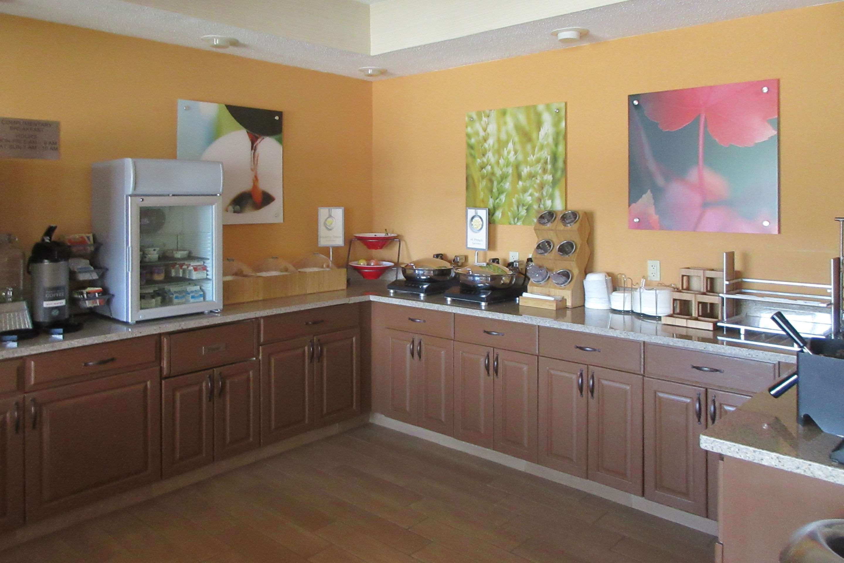 Breakfast area | Wingate by Wyndham Marion