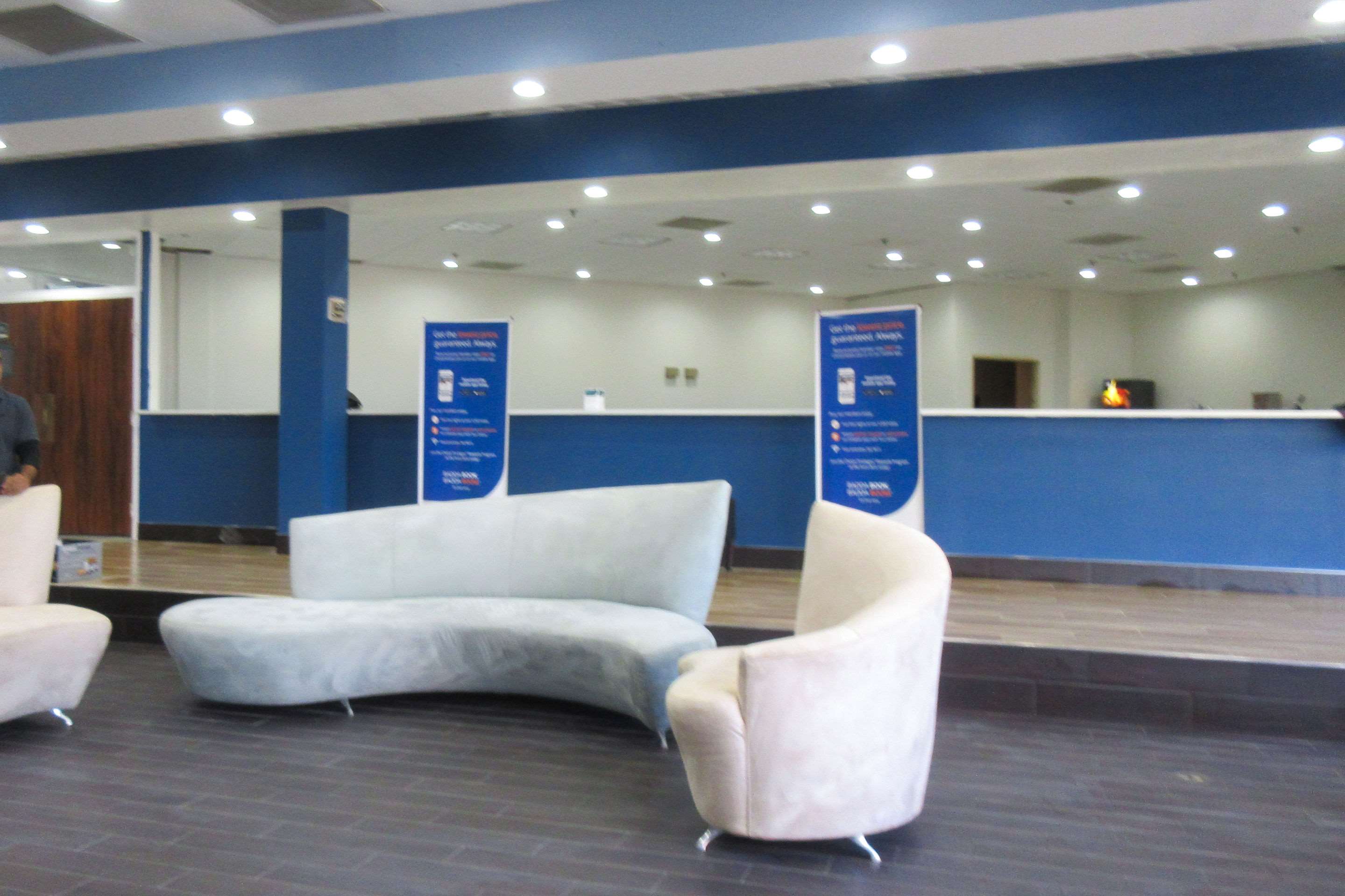 Hotel lobby | Clarion Inn Macon