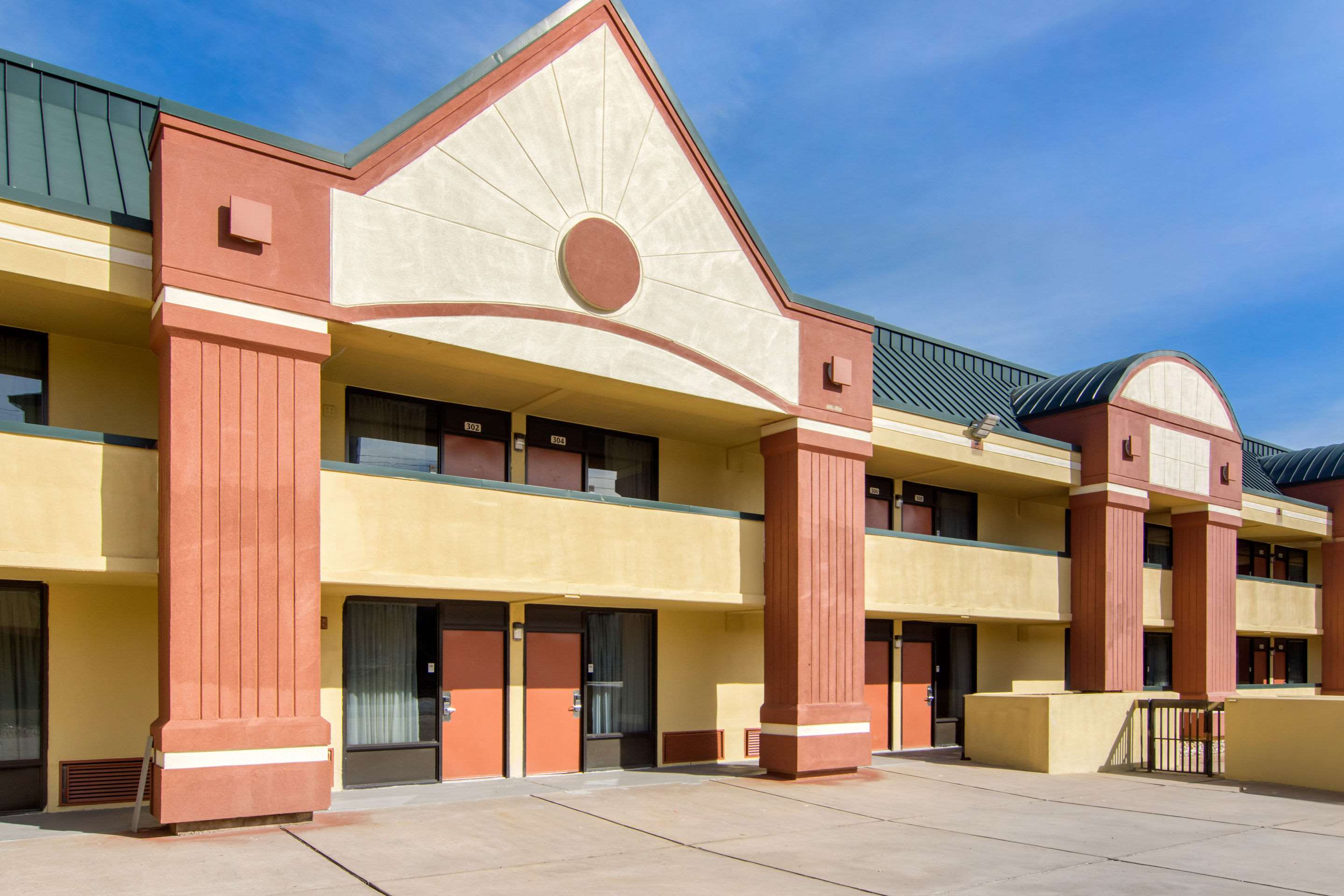 Hotel exterior | Clarion Inn Macon