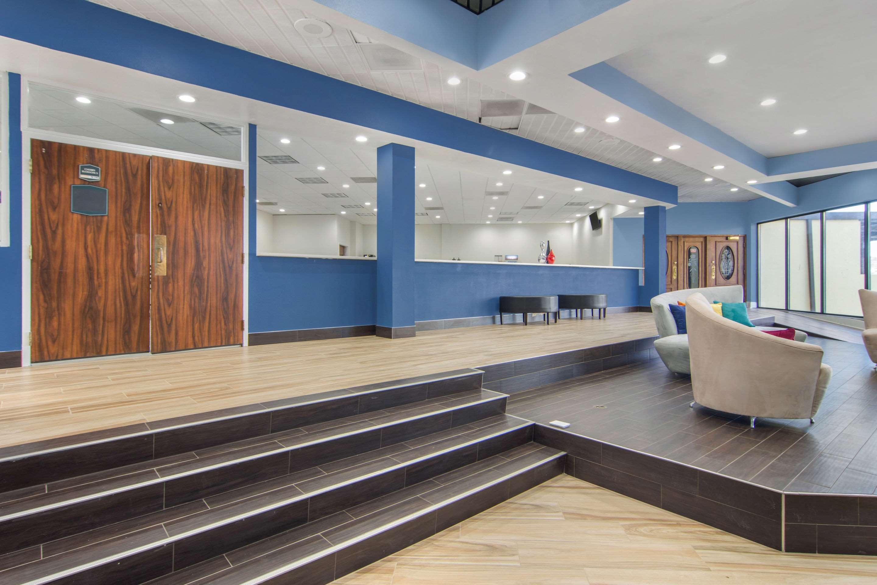 Hotel lobby | Clarion Inn Macon
