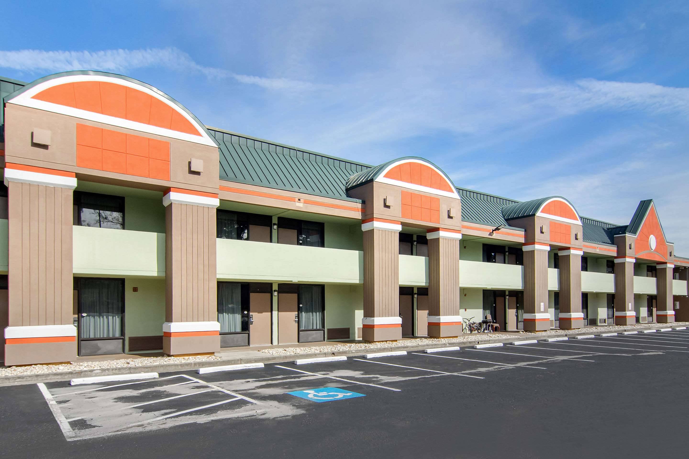 Hotel exterior | Clarion Inn Macon
