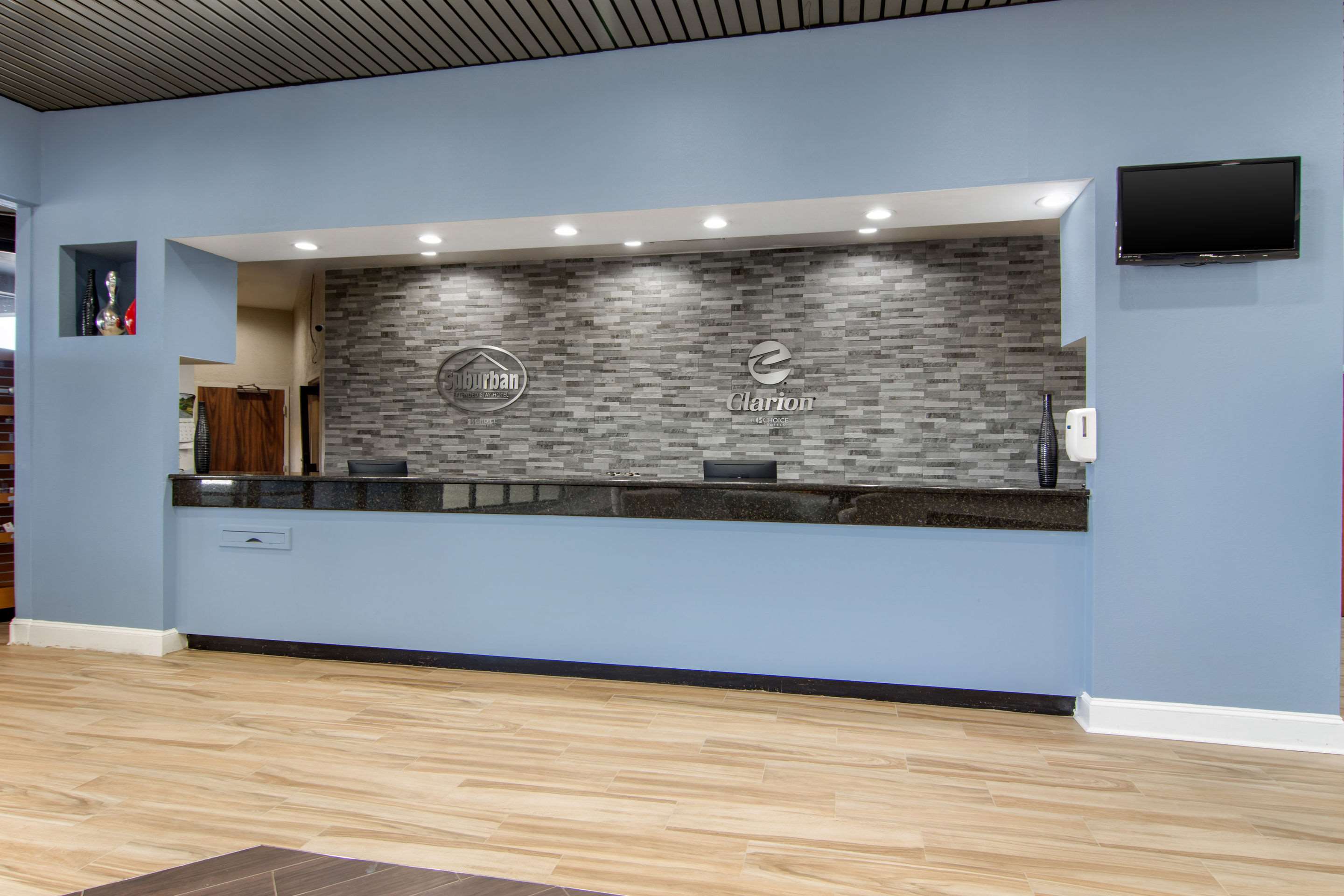 Hotel lobby | Clarion Inn Macon