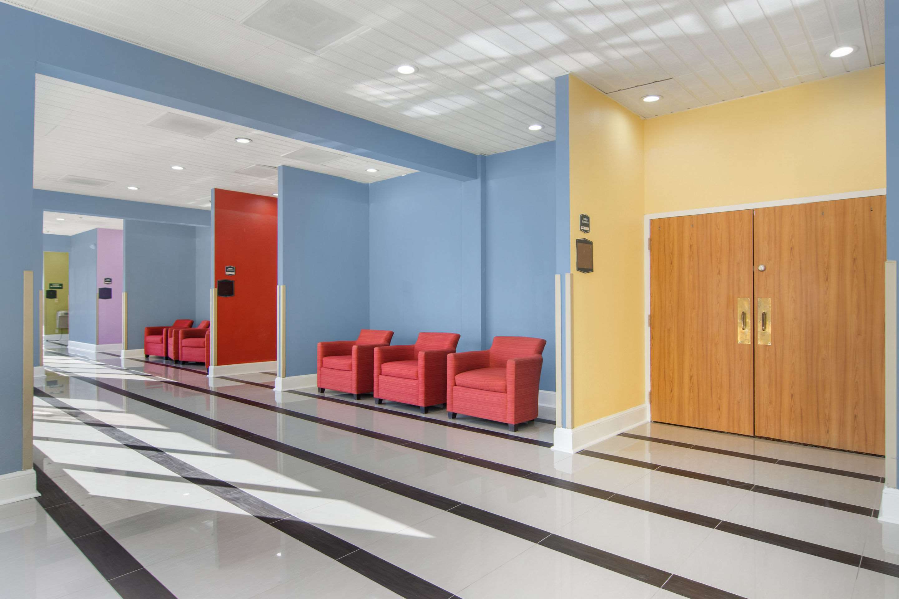Hotel lobby | Clarion Inn Macon