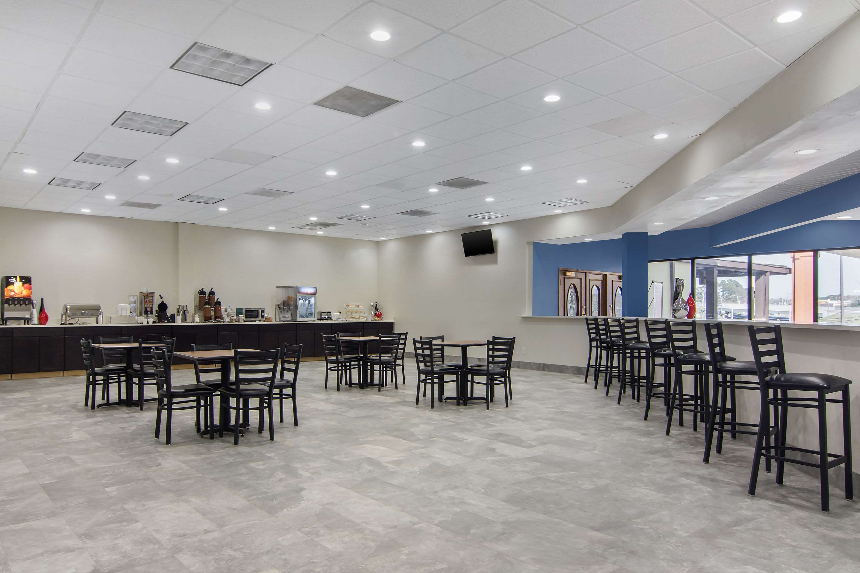 Breakfast area | Clarion Inn Macon