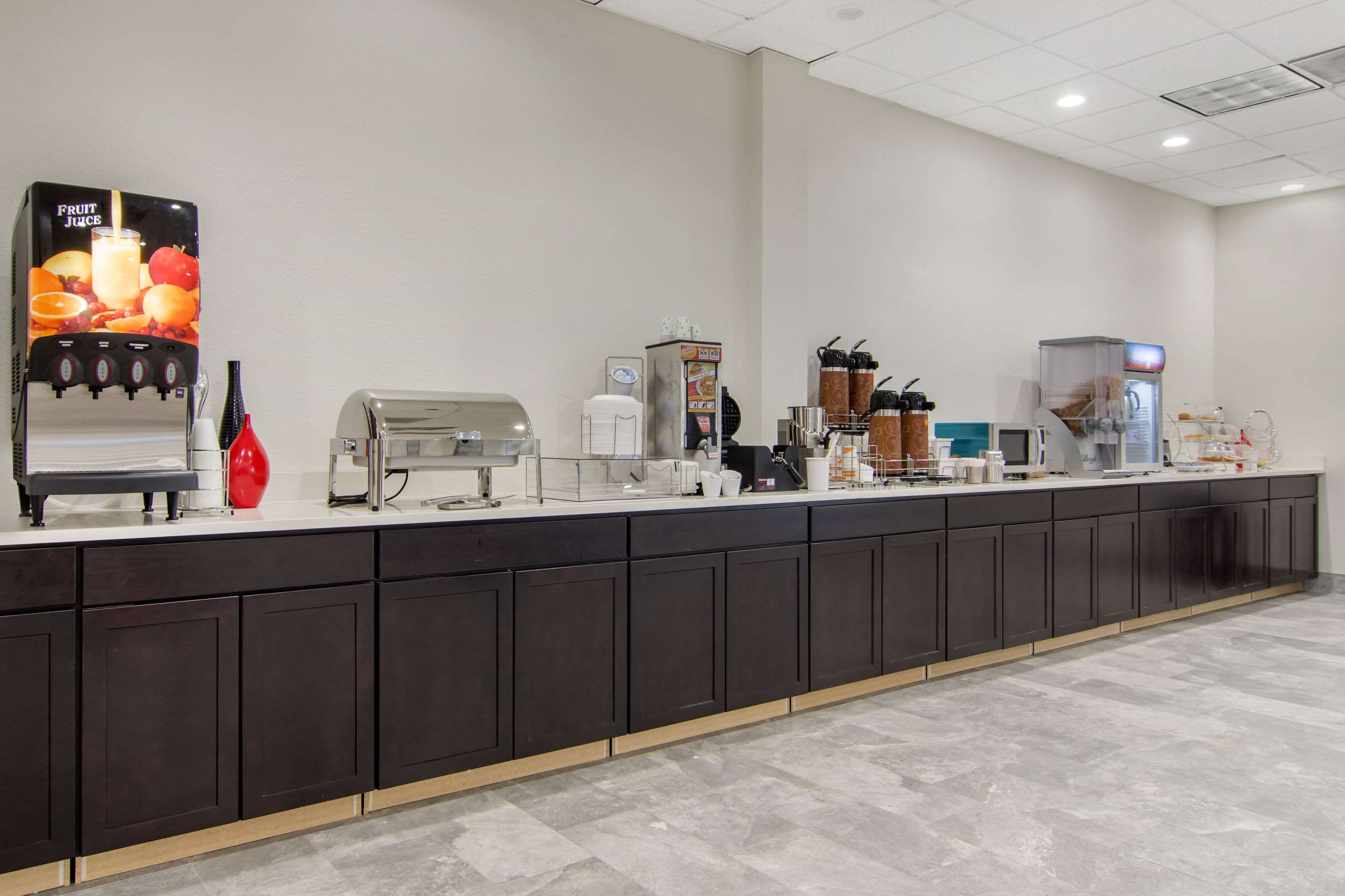 Breakfast area | Clarion Inn Macon