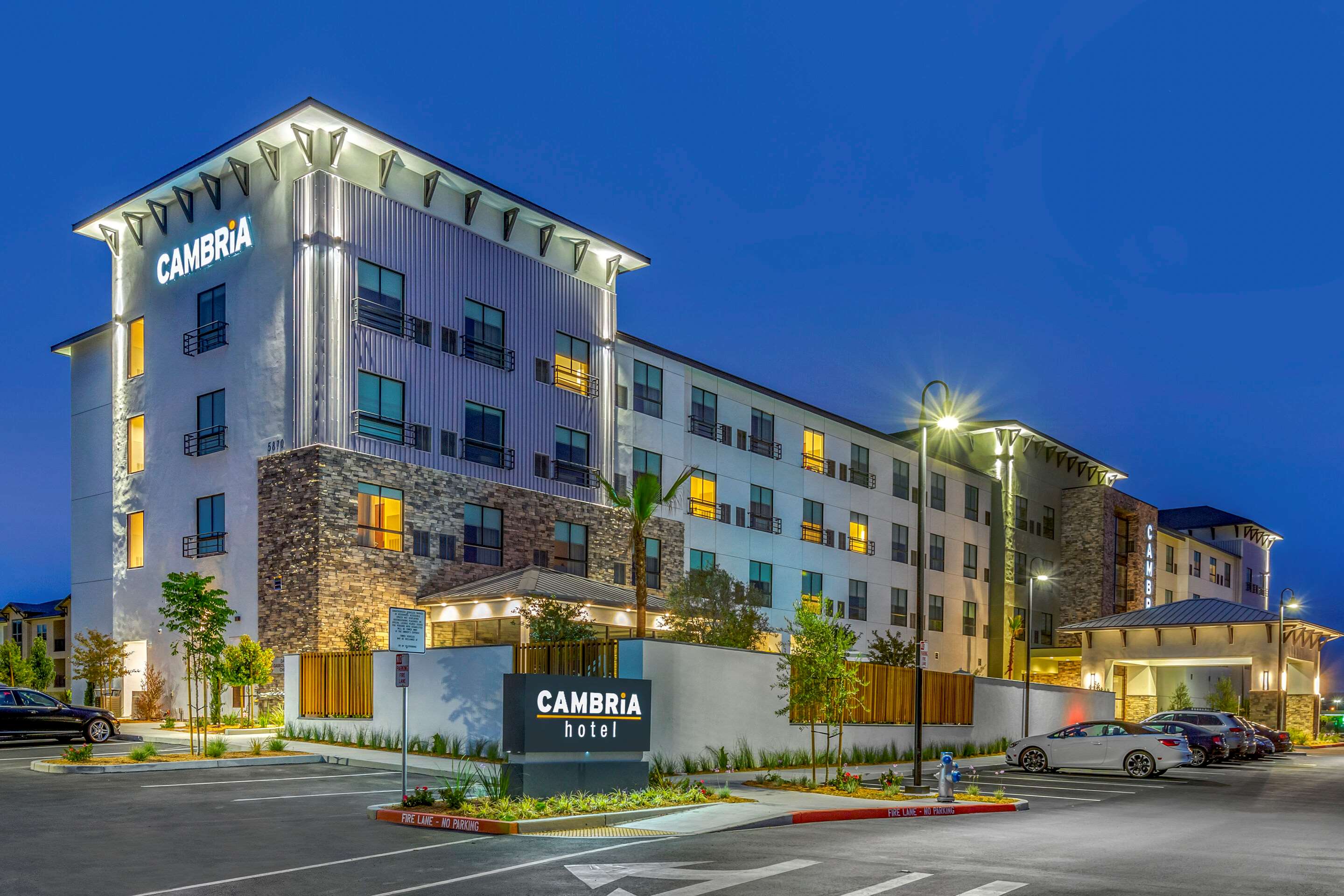 Hotel exterior | Cambria Hotel Sonoma Wine Country