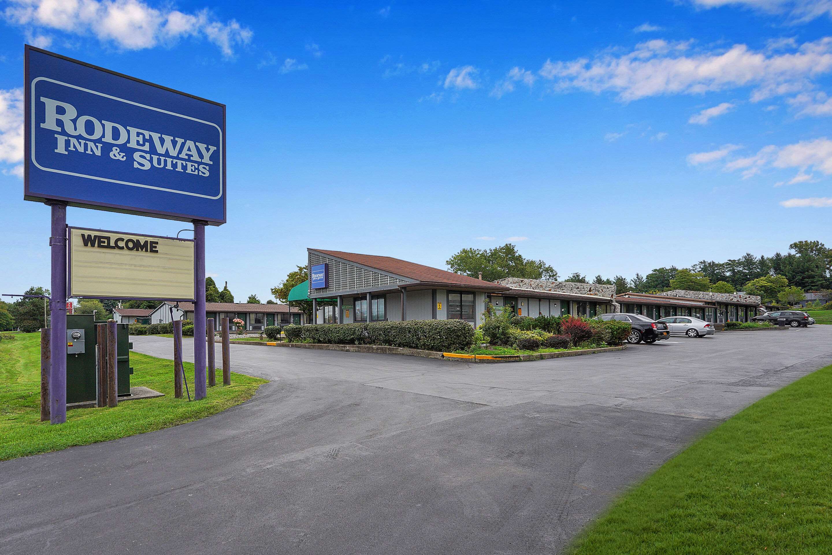 Hotel Driveway | Rodeway Inn & Suites Liverpool