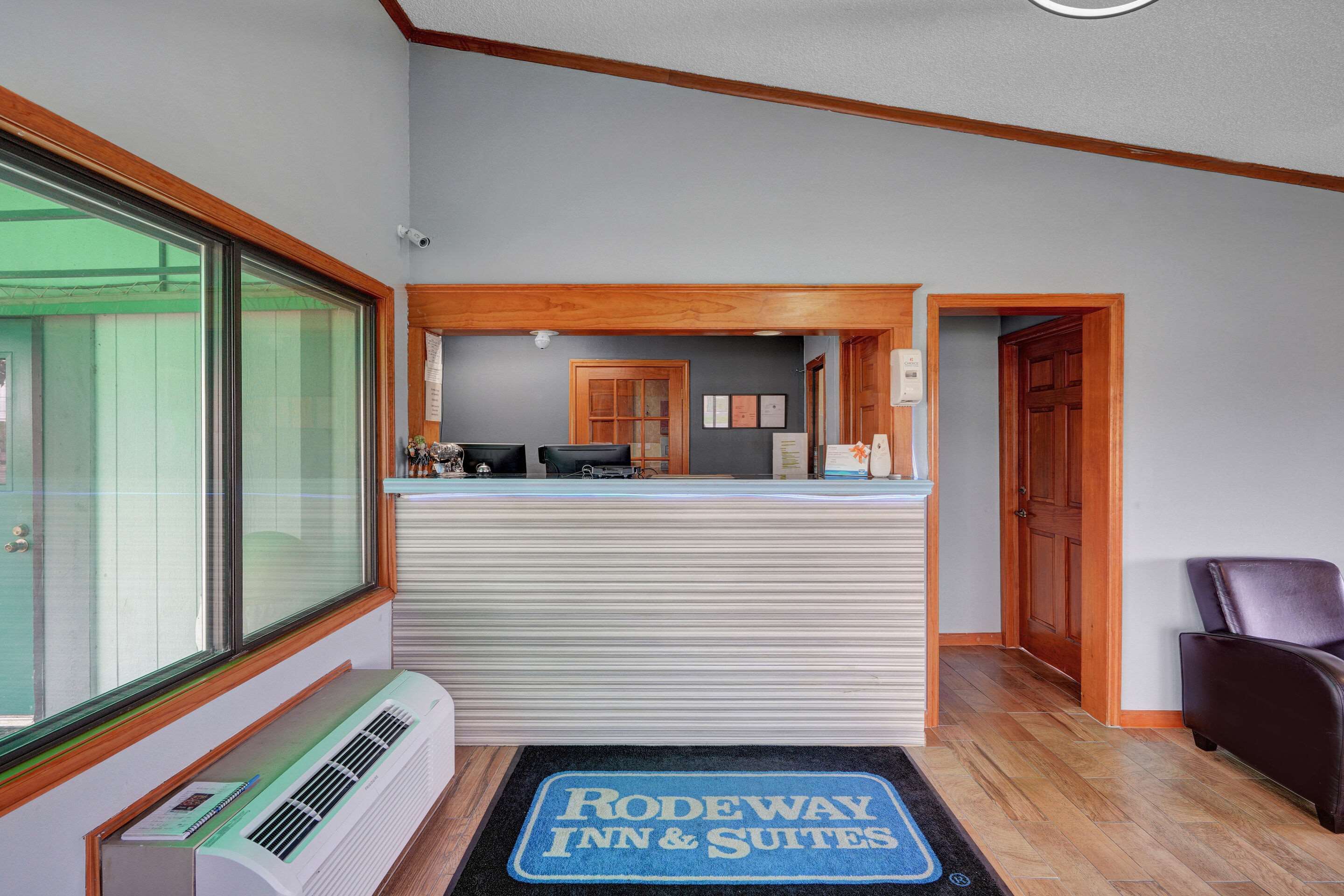 Front desk | Rodeway Inn & Suites Liverpool