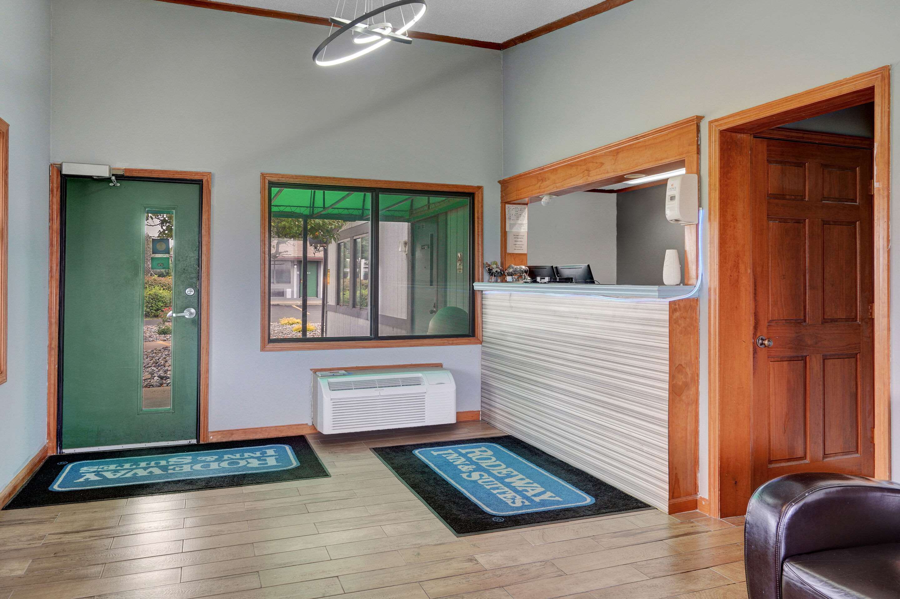 Front desk | Rodeway Inn & Suites Liverpool