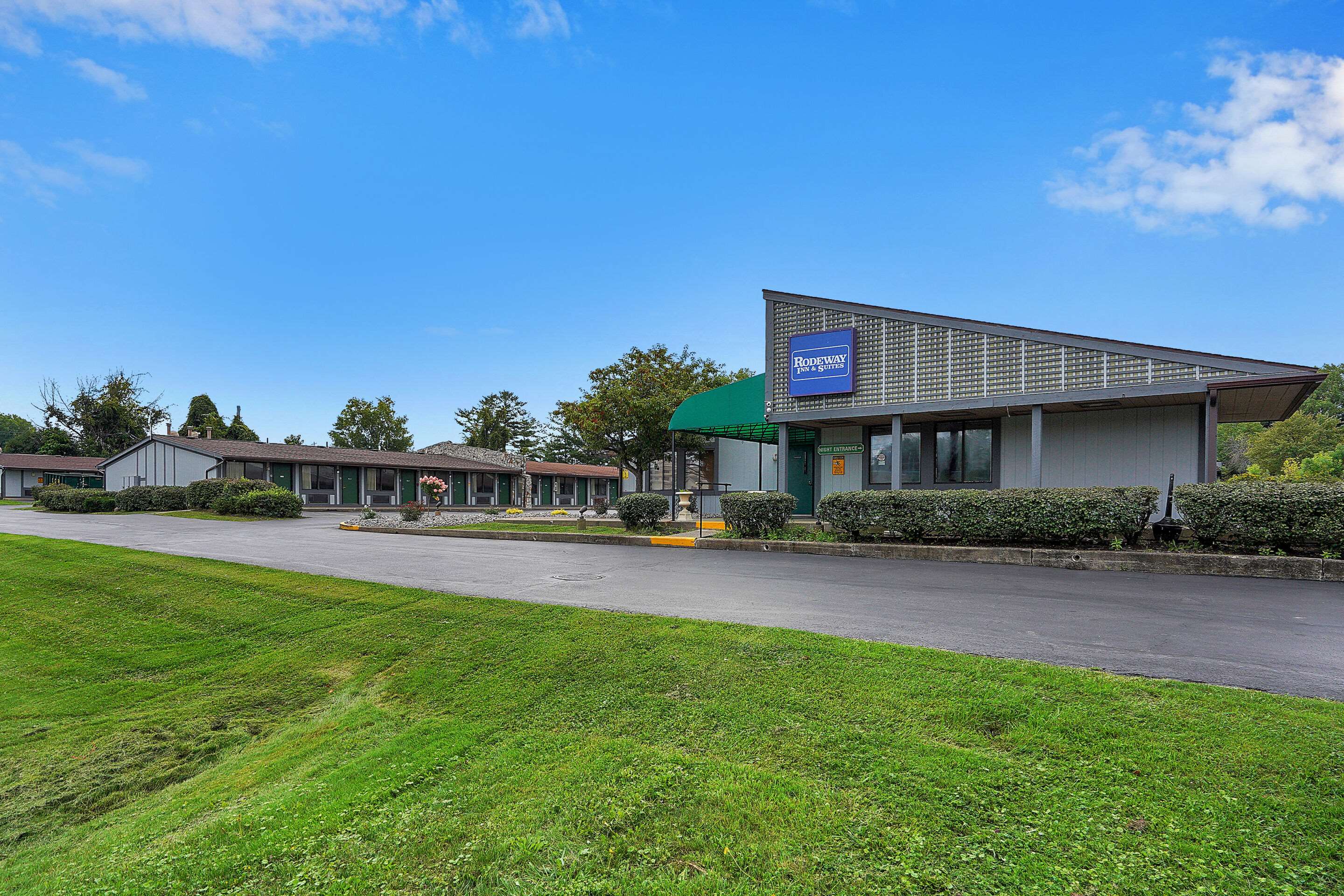 Hotel exterior | Rodeway Inn & Suites Liverpool