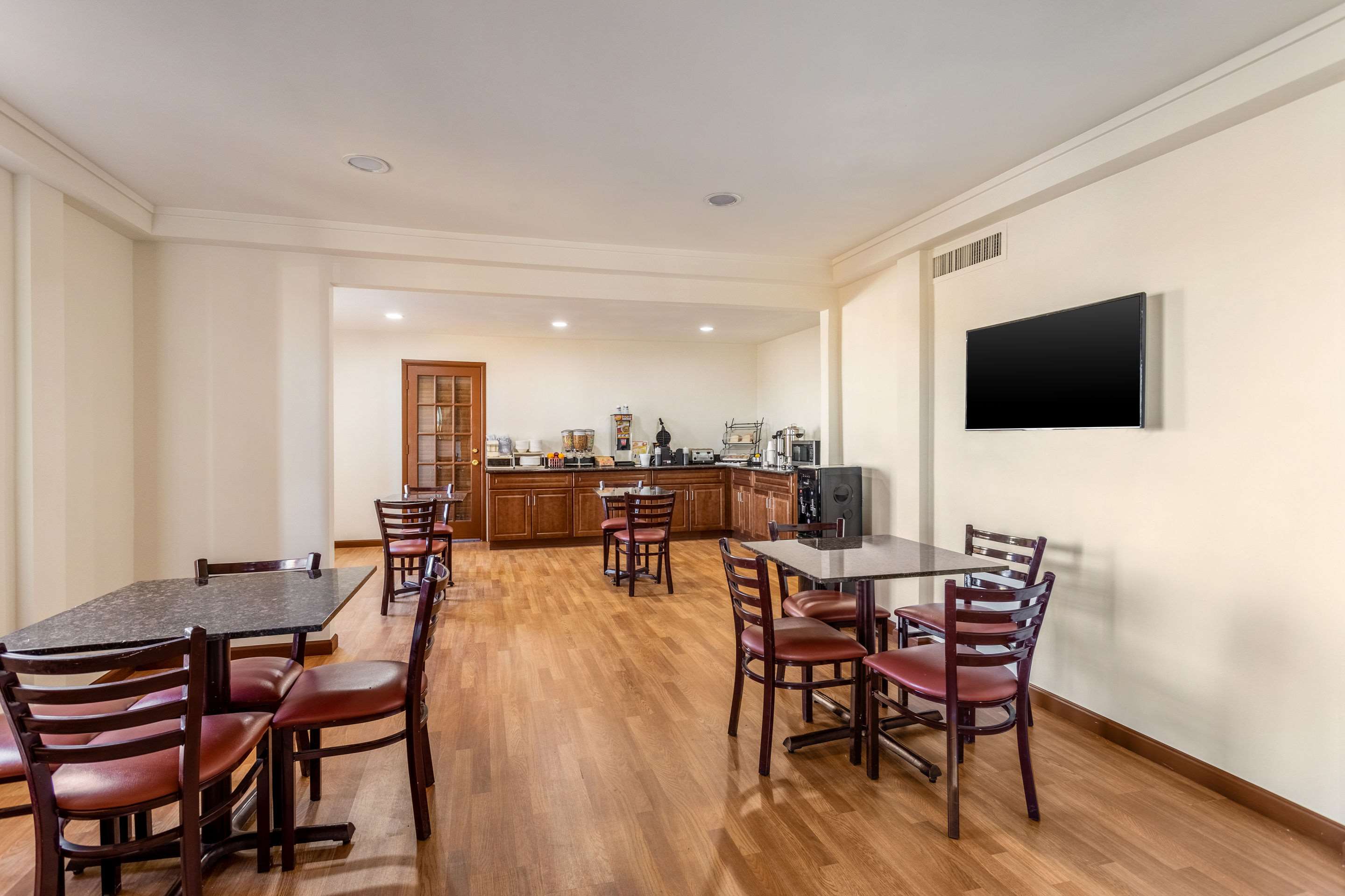Breakfast area | Rodeway Inn & Suites