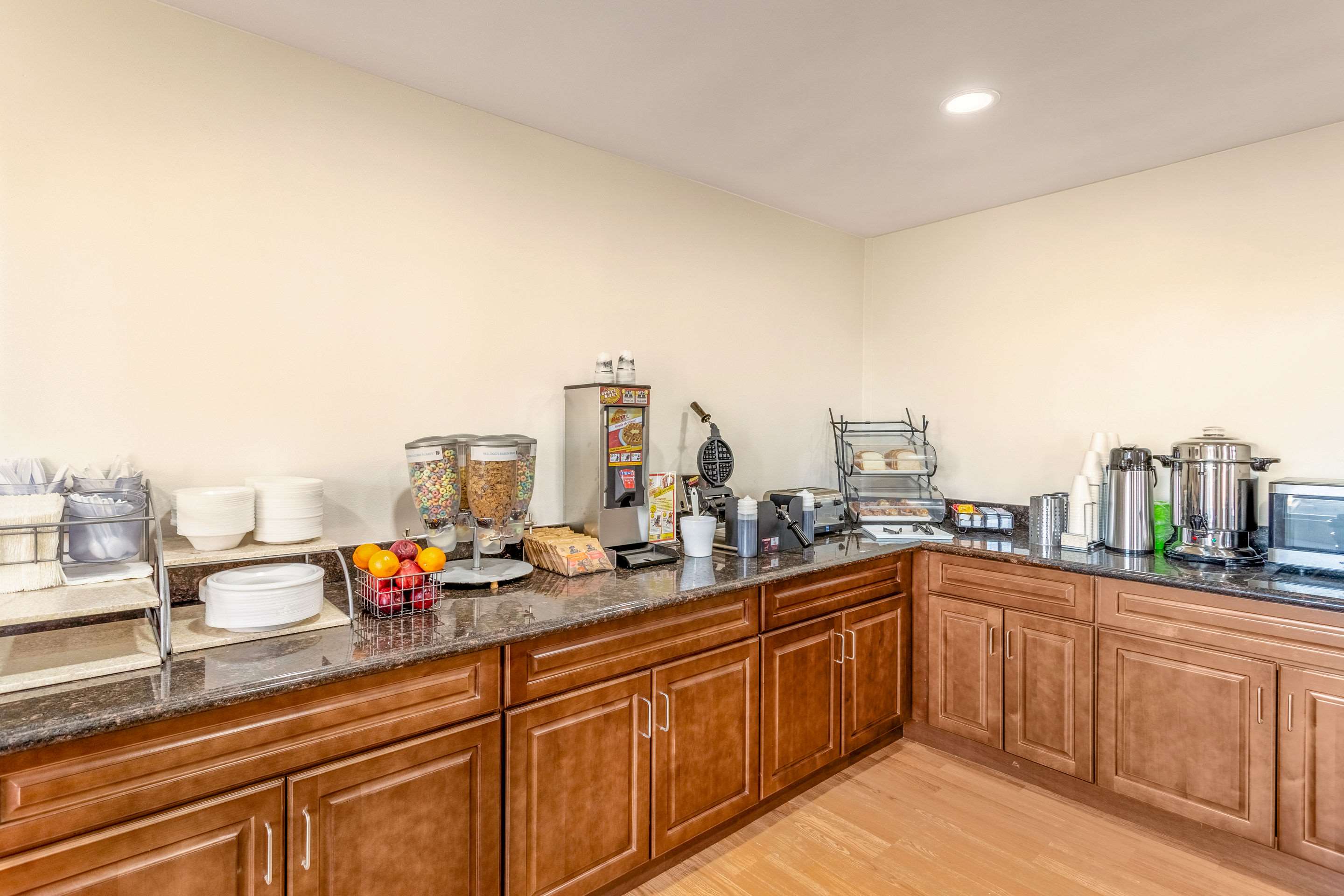 Breakfast counter | Rodeway Inn & Suites