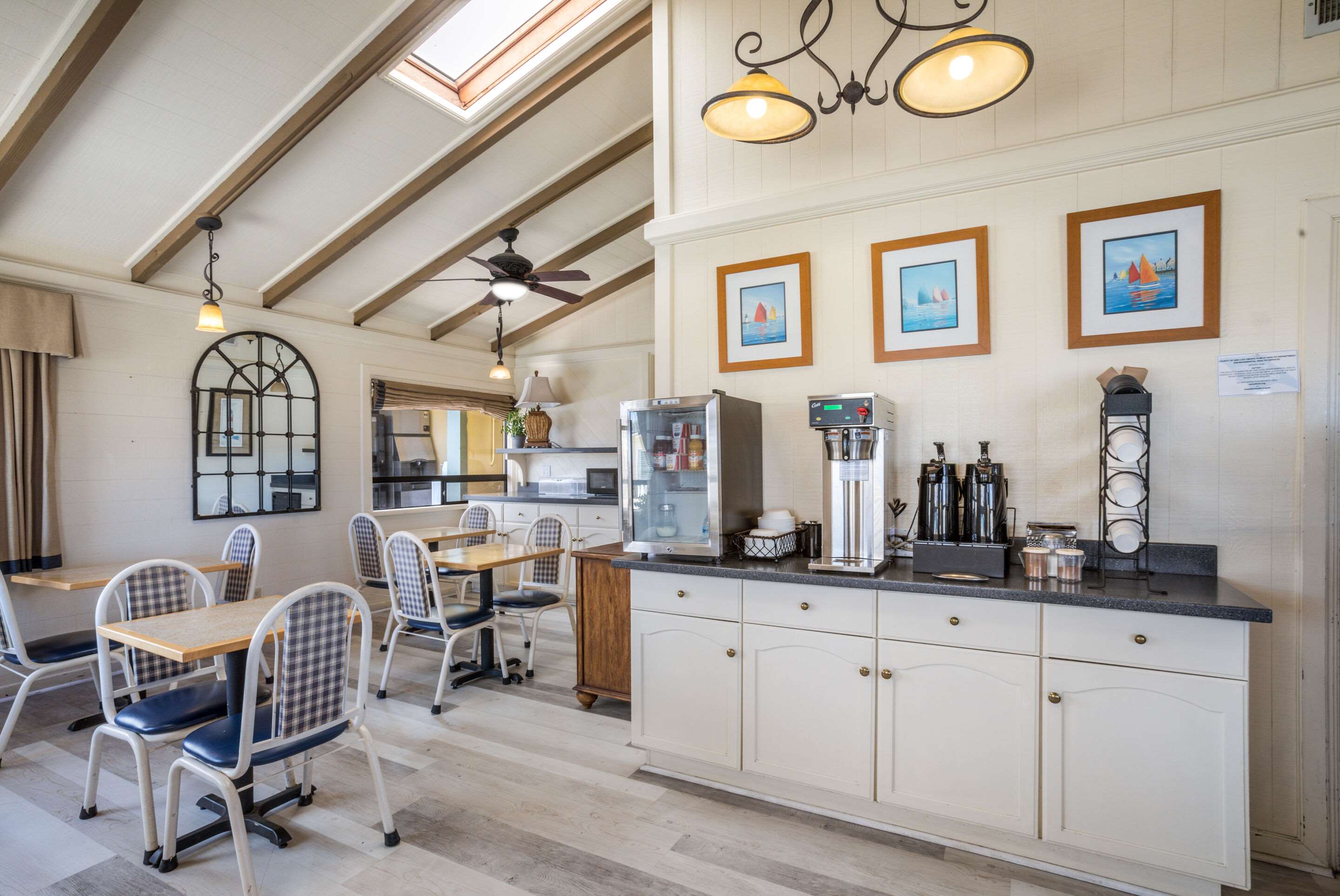 Lobby with sitting area | Rodeway Inn at Morro Bay